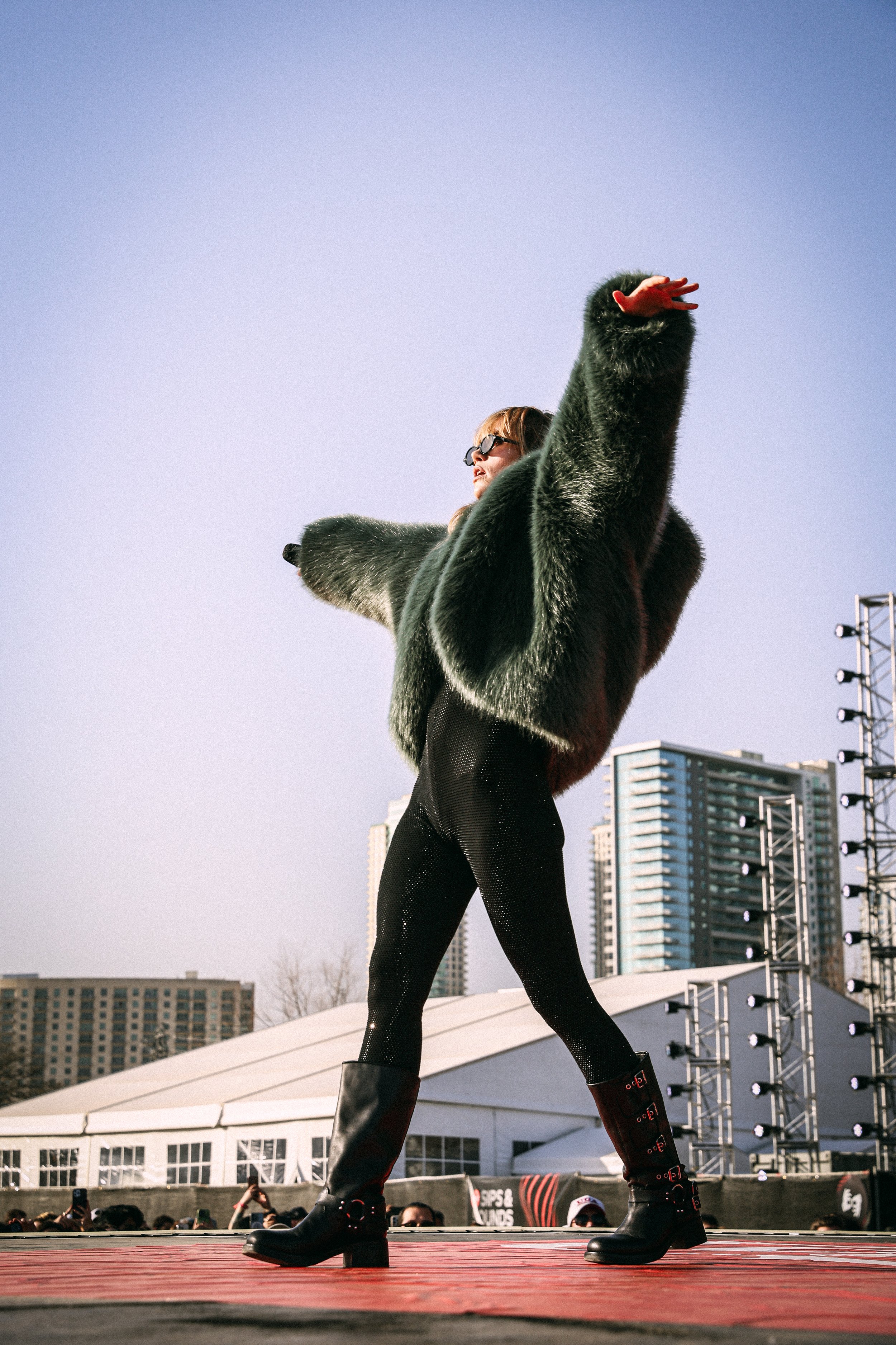  Suki Waterhouse gives a captivating performance of “OMG” at the Coca-Cola Stage. 