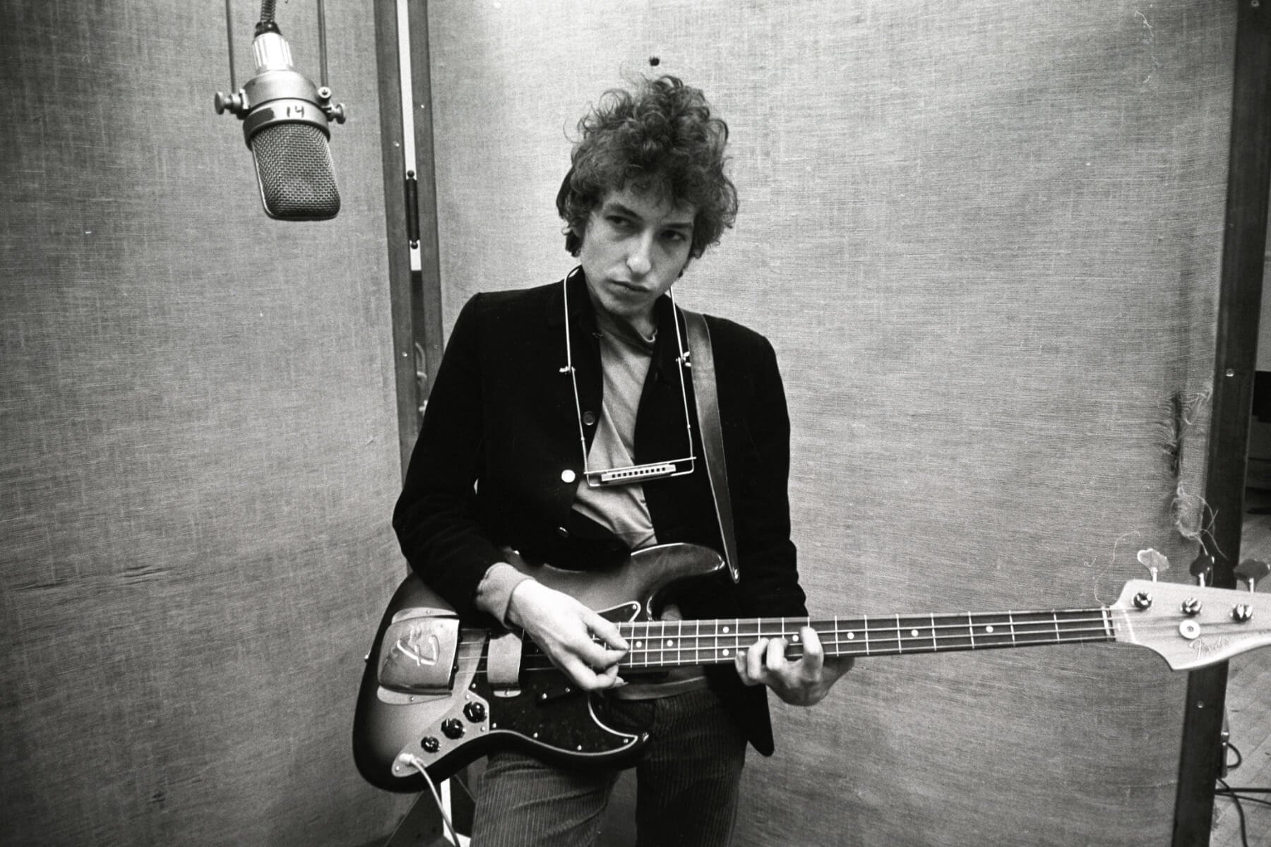 Ballad Breakdown: Bob Dylan’s Haunting Portrayal of America in “Desolation Row” Still Stands