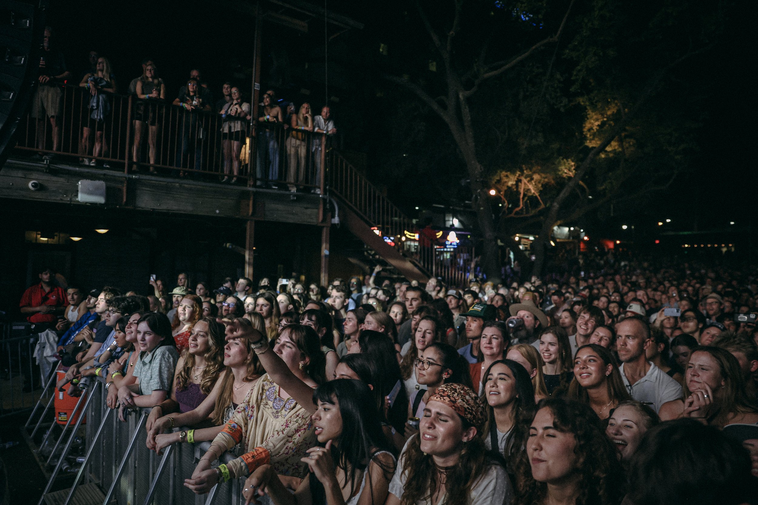  Fans enjoy the “Saturday night kind of pink” at a sold-out Stubb’s. 