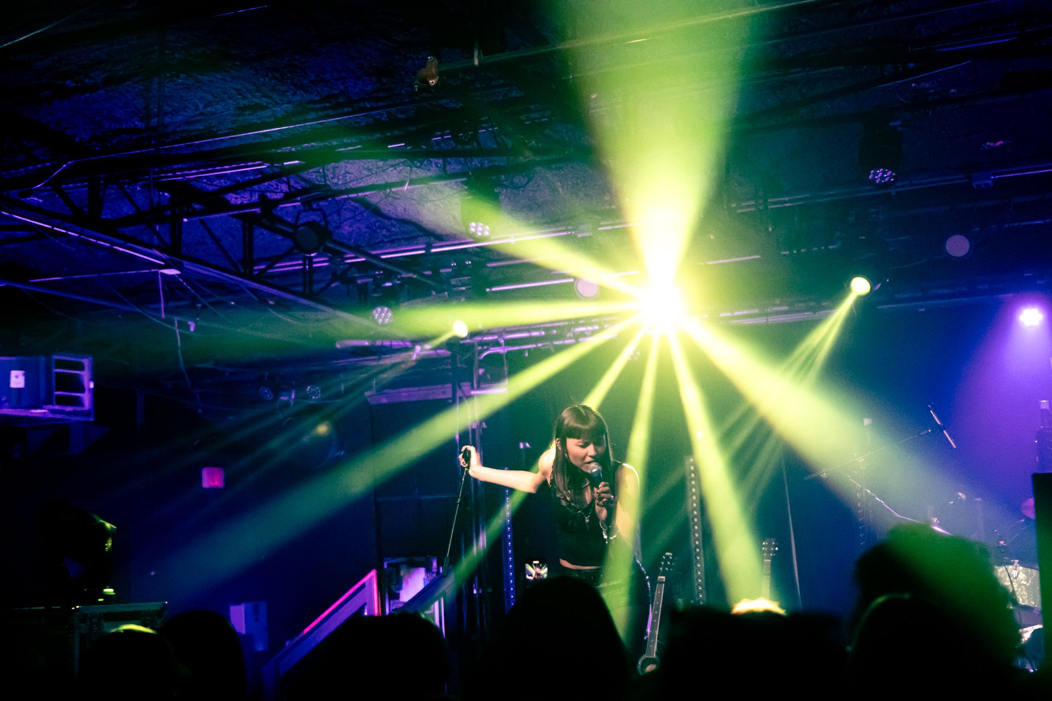Henderson passionately sings her song “Ruin Me” to the crowd.