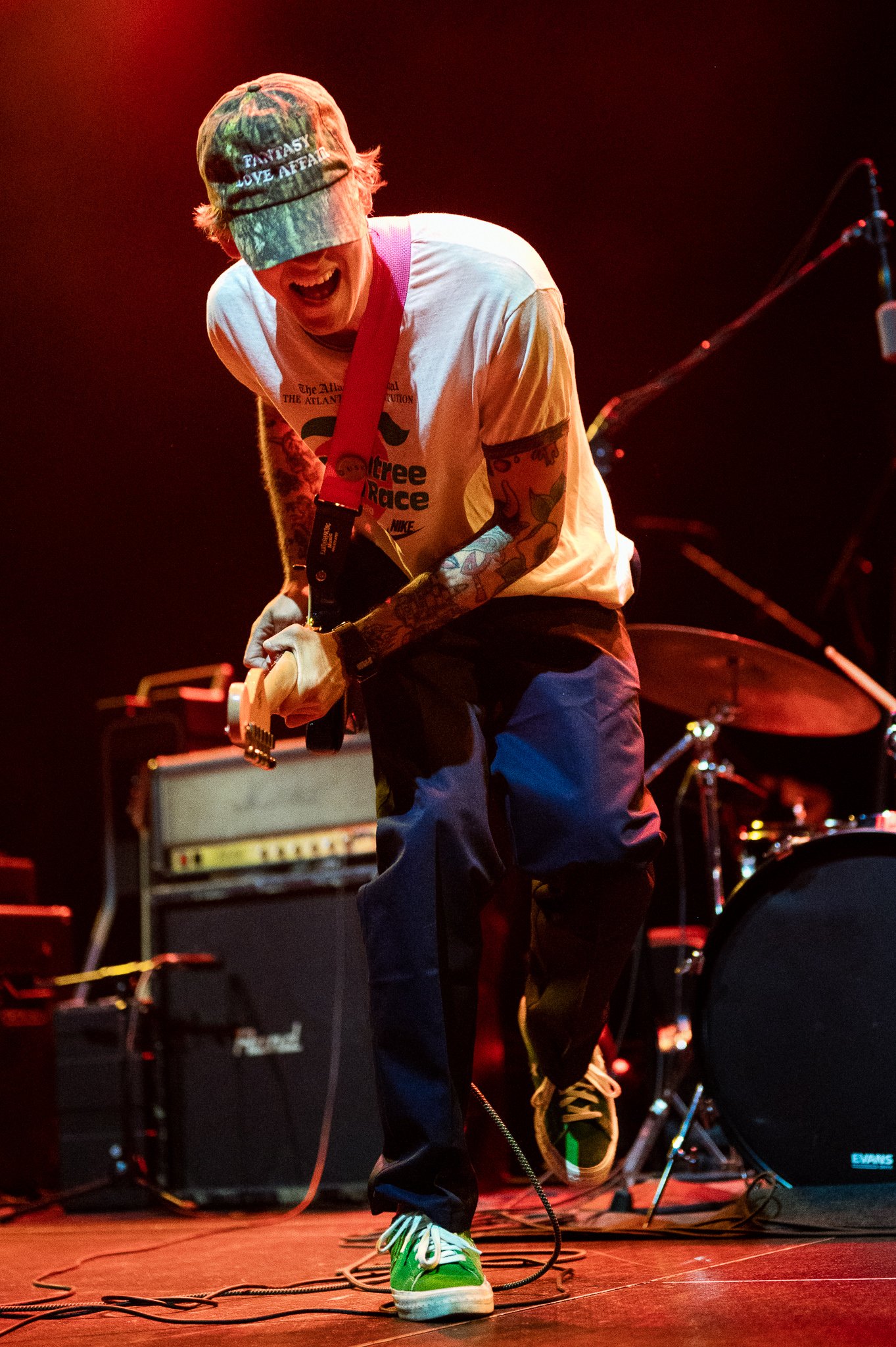 American rock band Hotline TNT makes an explosive opening, performing its unreleased song “The Scene.”