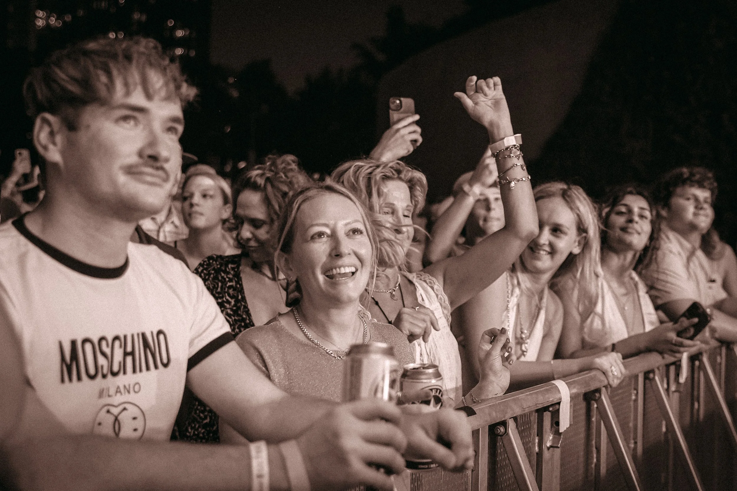  Fans enjoy the opening show of tour. 