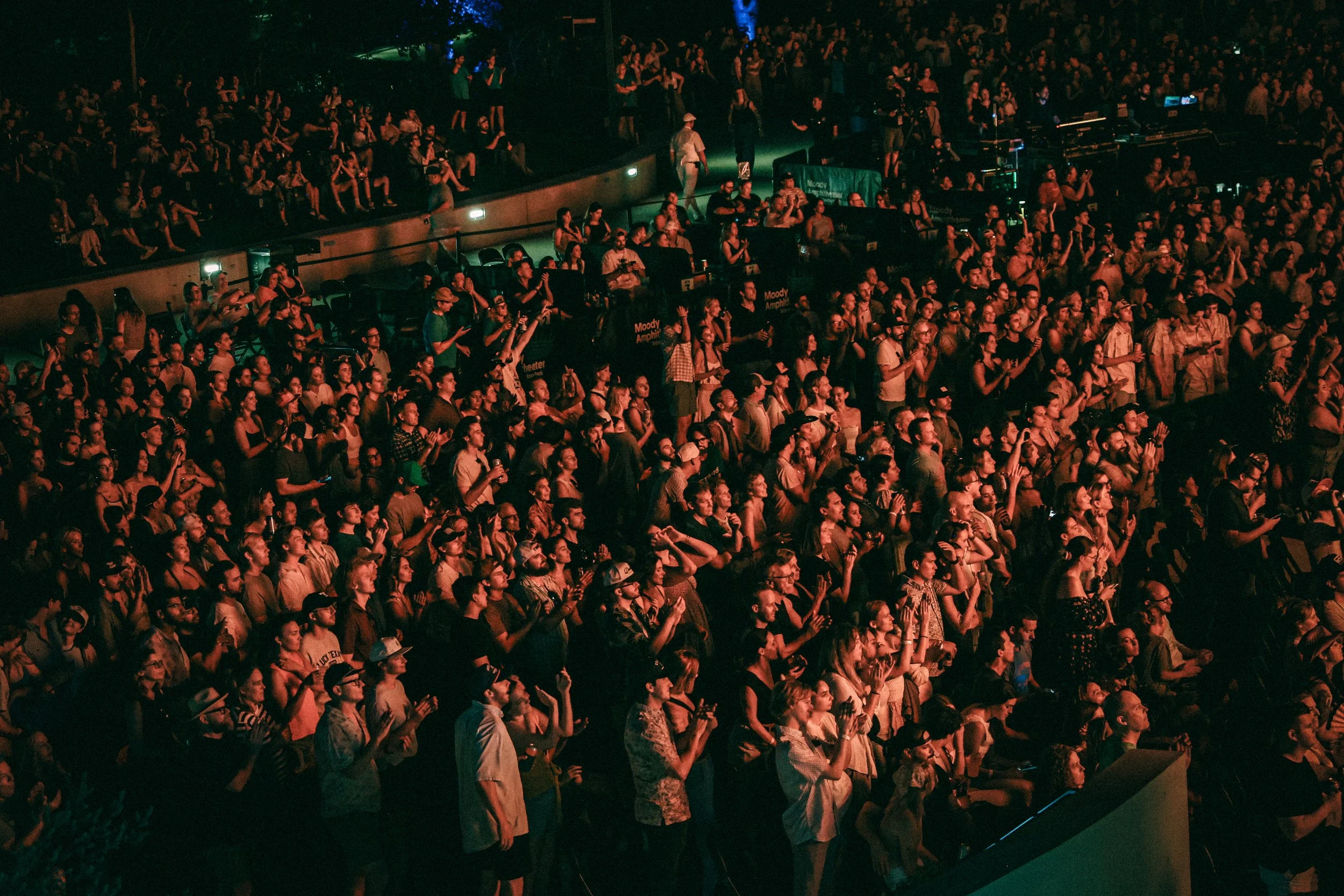  Fans enjoy the opening show of tour. 