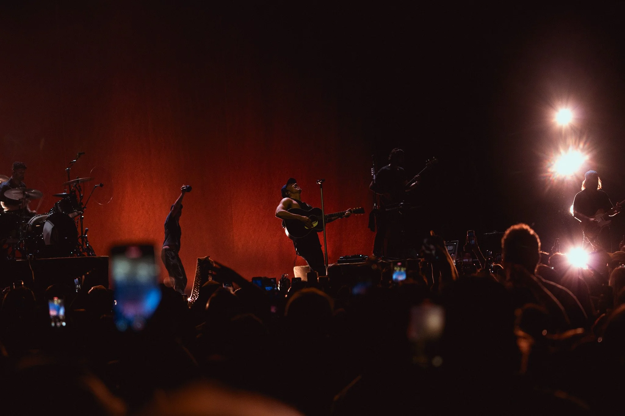 The 2000s alt-rock legends bring a nostalgic, dance-filled night to life.