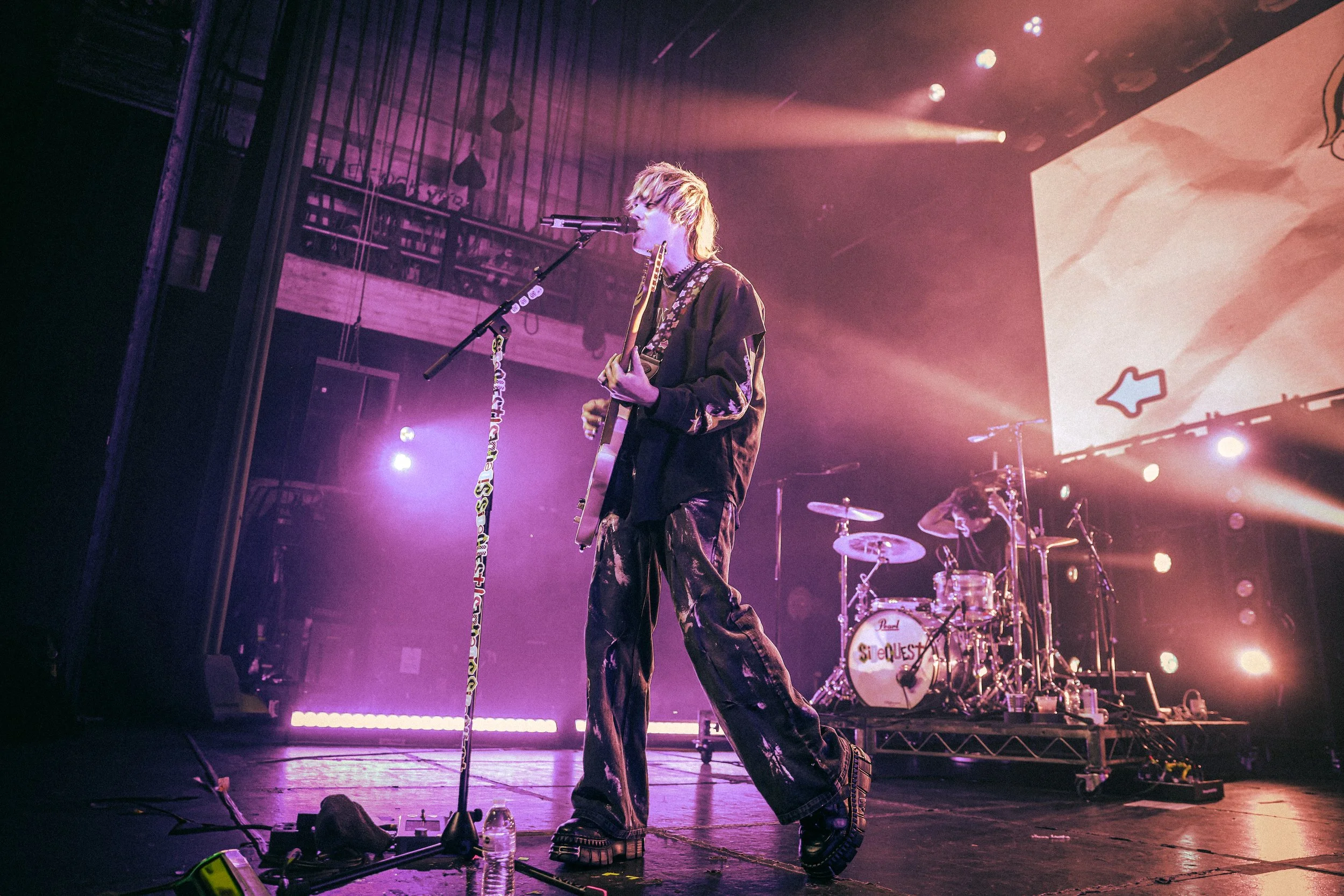  Michael Clifford takes the stage at the Fonda with his debut single “cool.” 