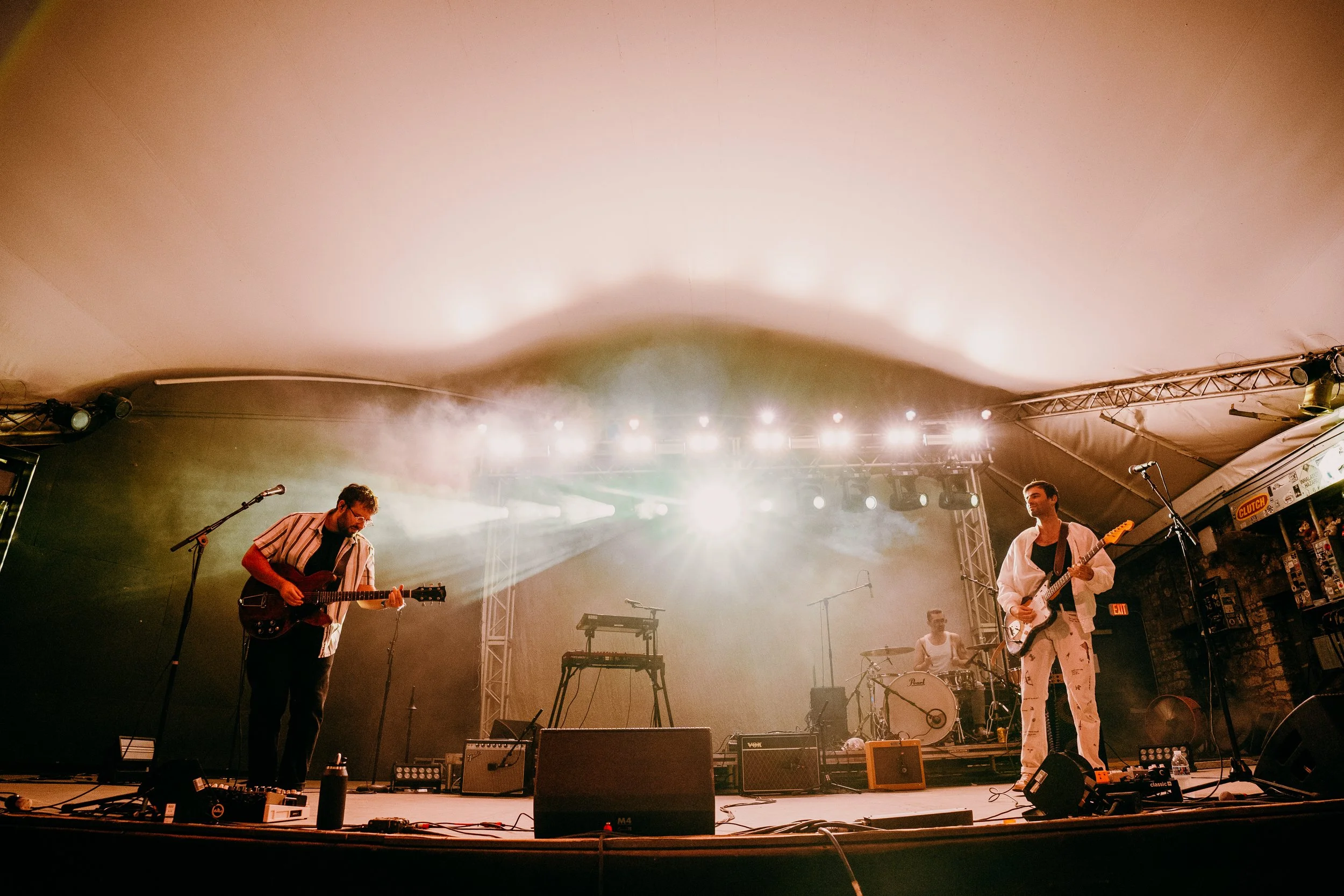 Slenderbodies starts its set off, filling the venue with sound and energy, despite there only being two principle members of the group.