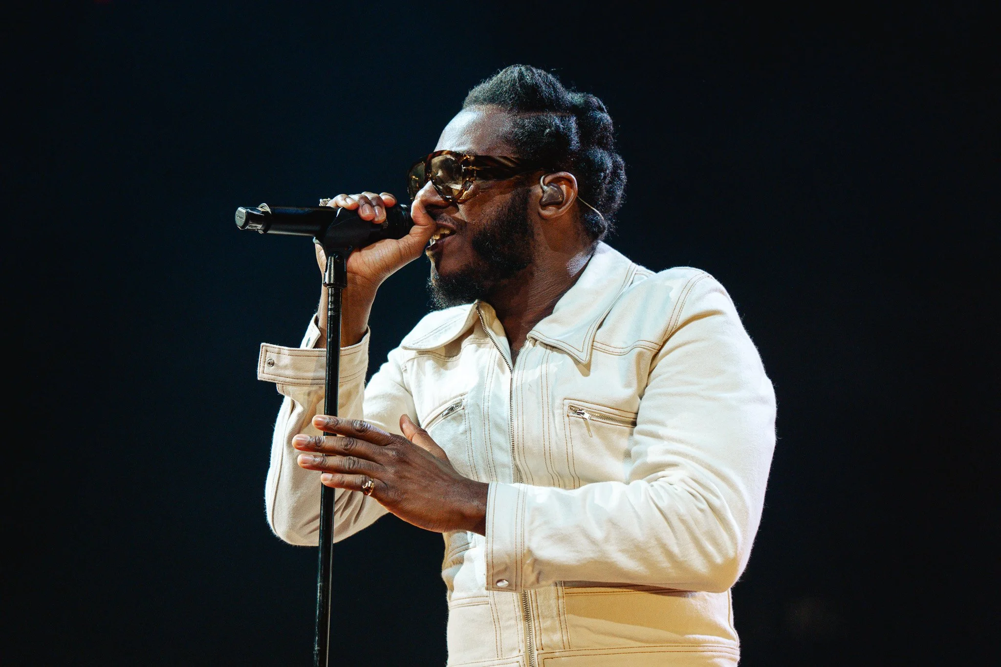 Leon Bridges kicks off the night with an energetic performance of “There She Goes.”