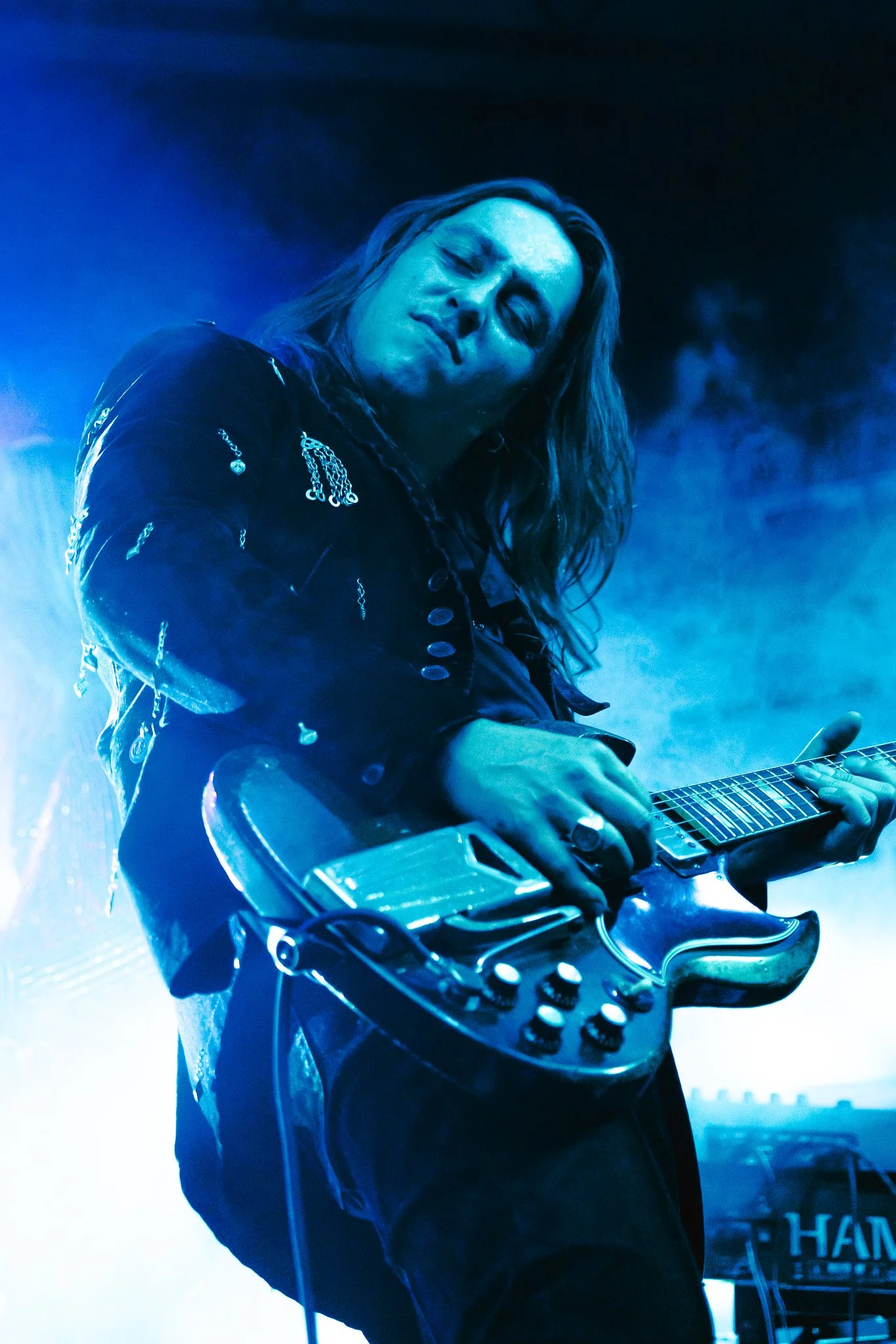 A sea of blue light engulfs Kiszka and bassist Nick Pini as they take the audience on a journey during their performance of “Feels Like Gold.”