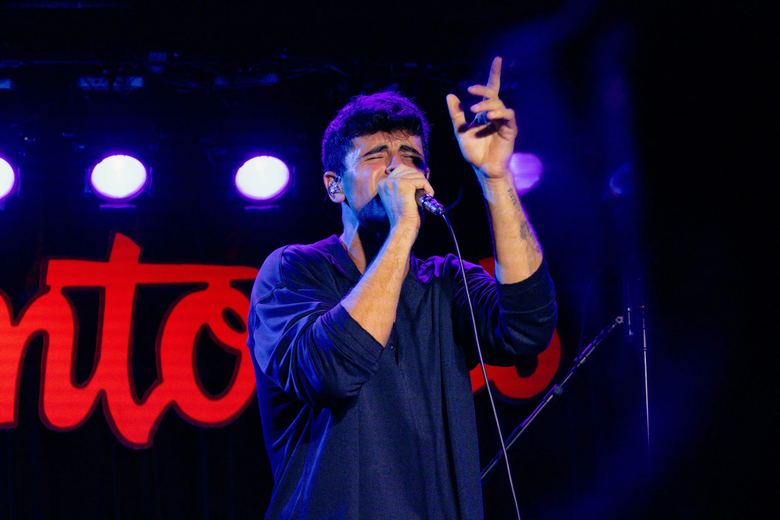  Gilinsky passionately performs “baby blue,” a slower, more emotional song. 