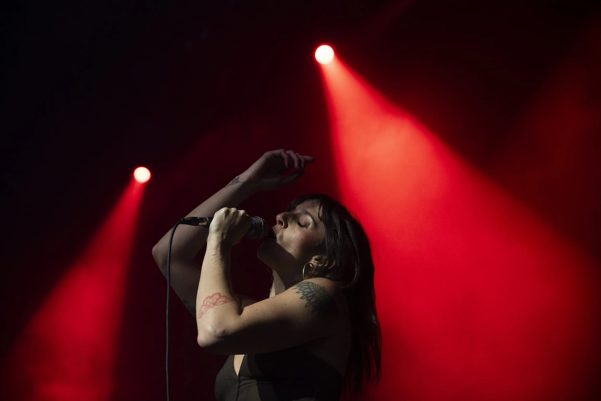  Los Eclipses’ French frontwoman Eva de Marce captivates the audience with her mesmerizing movements during the band’s opening set. 