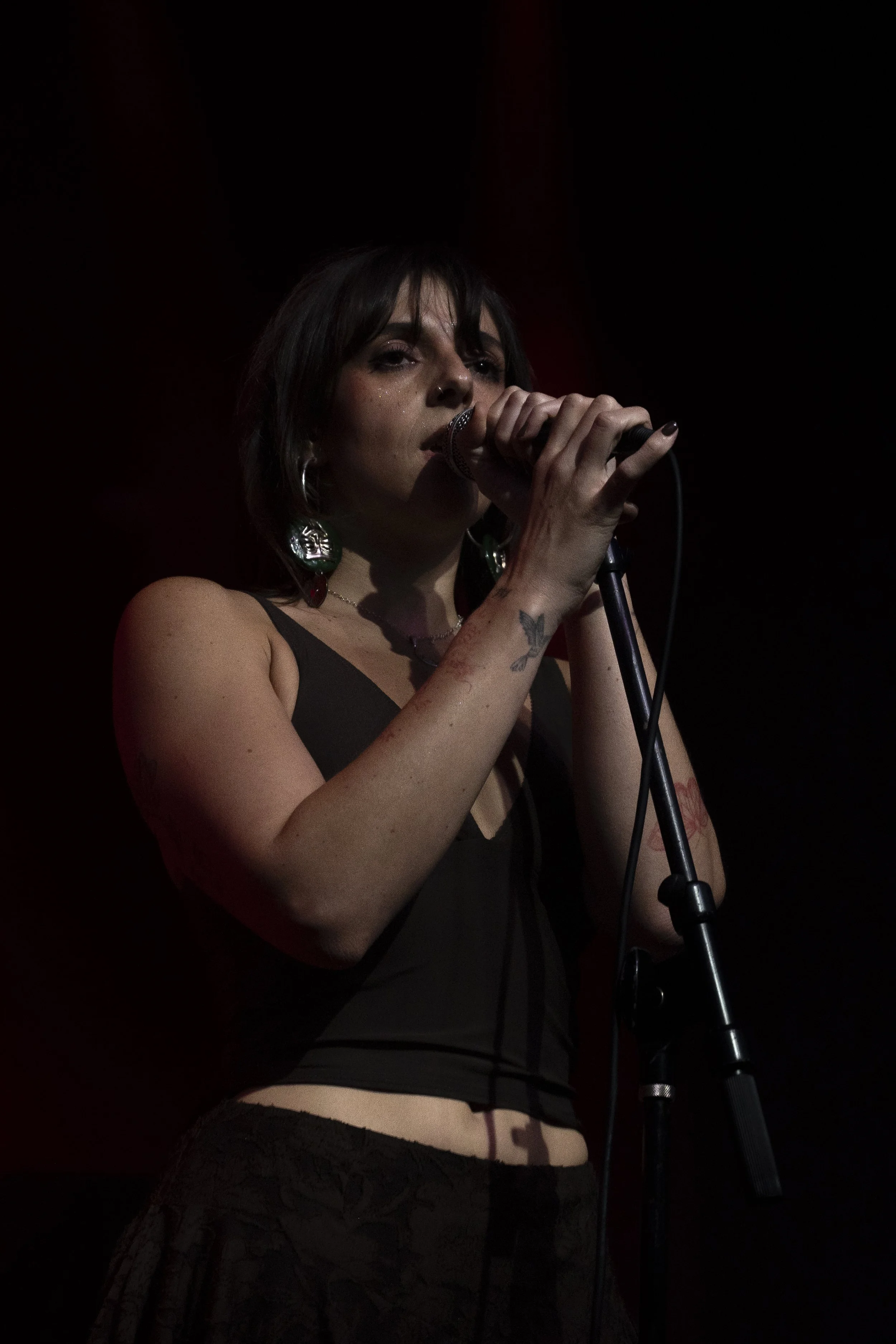  De Marce hymns hypnotic melodies during a bass-thumping performance of “Elodie” off of Los Eclipses’ 2024 debut  Eden Sauvage . 