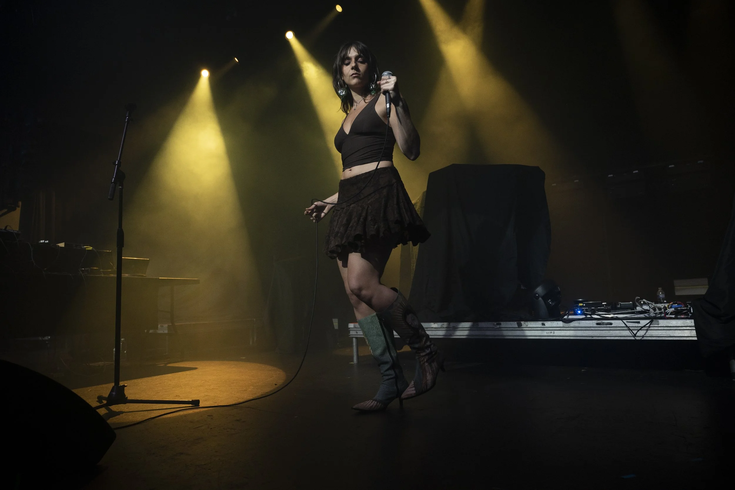  De Marce hymns hypnotic melodies during a bass-thumping performance of “Elodie” off of Los Eclipses’ 2024 debut  Eden Sauvage . 