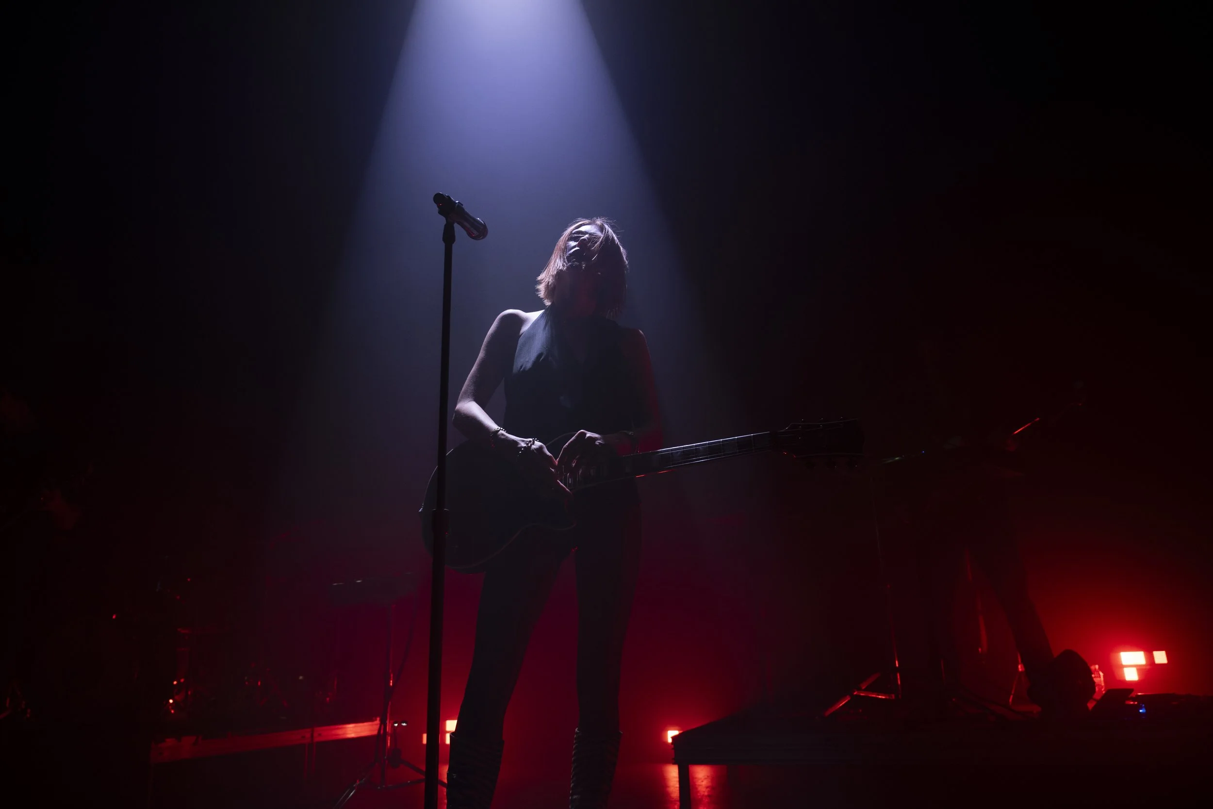  De Marce hymns hypnotic melodies during a bass-thumping performance of “Elodie” off of Los Eclipses’ 2024 debut  Eden Sauvage . 