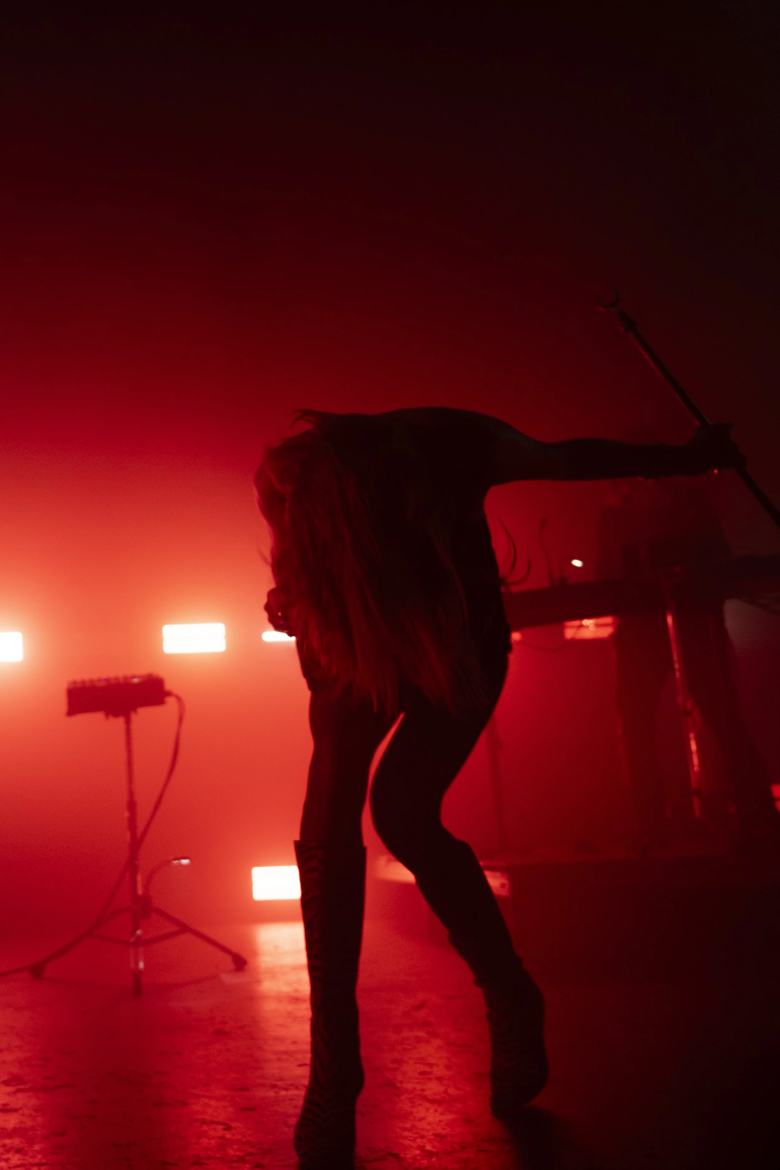  De Marce hymns hypnotic melodies during a bass-thumping performance of “Elodie” off of Los Eclipses’ 2024 debut  Eden Sauvage . 