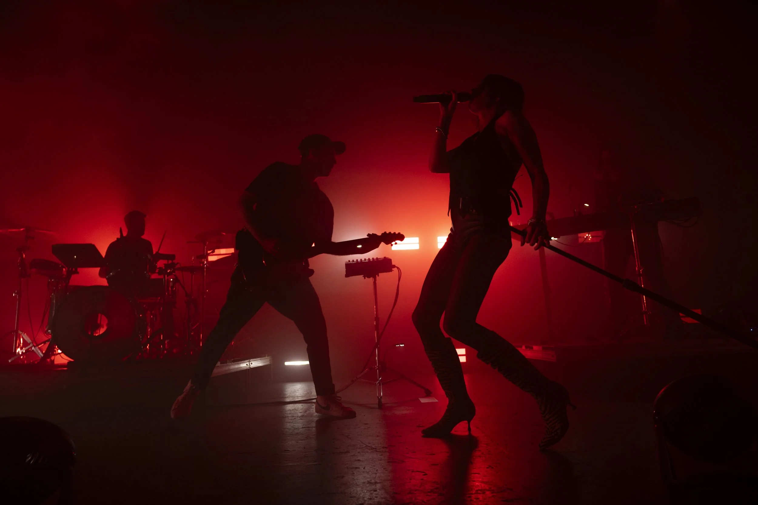  De Marce hymns hypnotic melodies during a bass-thumping performance of “Elodie” off of Los Eclipses’ 2024 debut  Eden Sauvage . 
