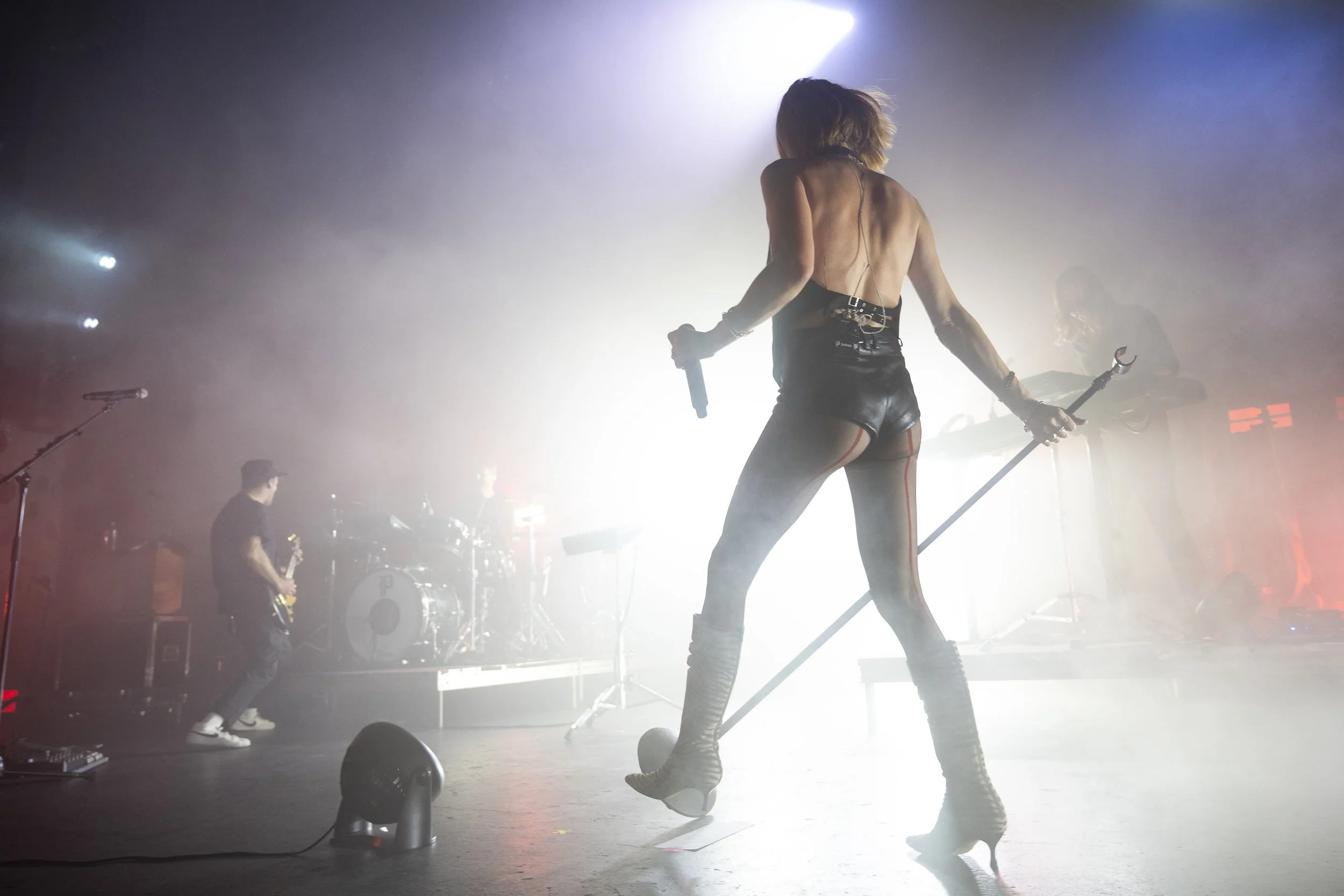  Phantogram enchants the audience with sultry synths on its 2014 upbeat hit “Fall in Love.” 