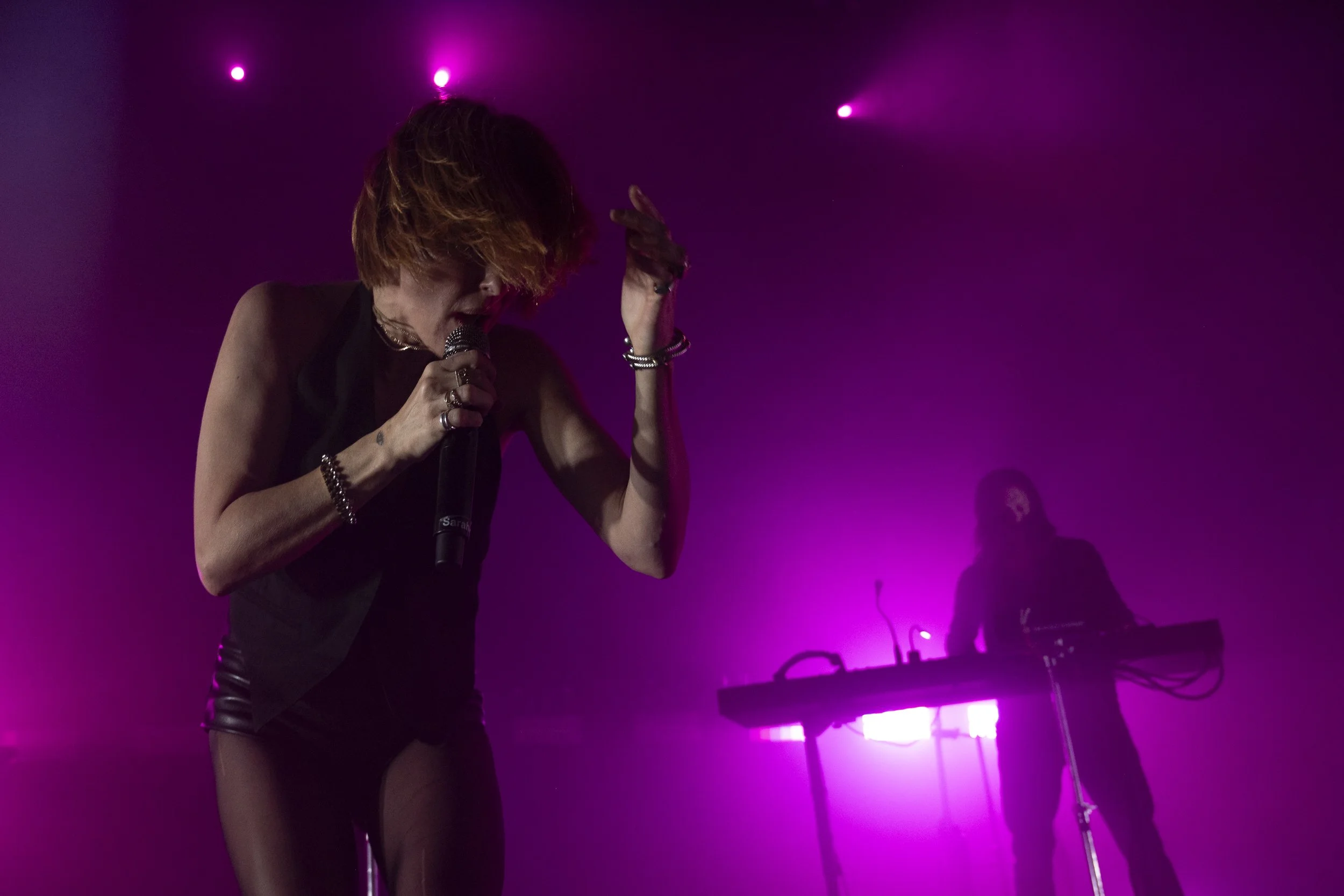  Phantogram enchants the audience with sultry synths on its 2014 upbeat hit “Fall in Love.” 