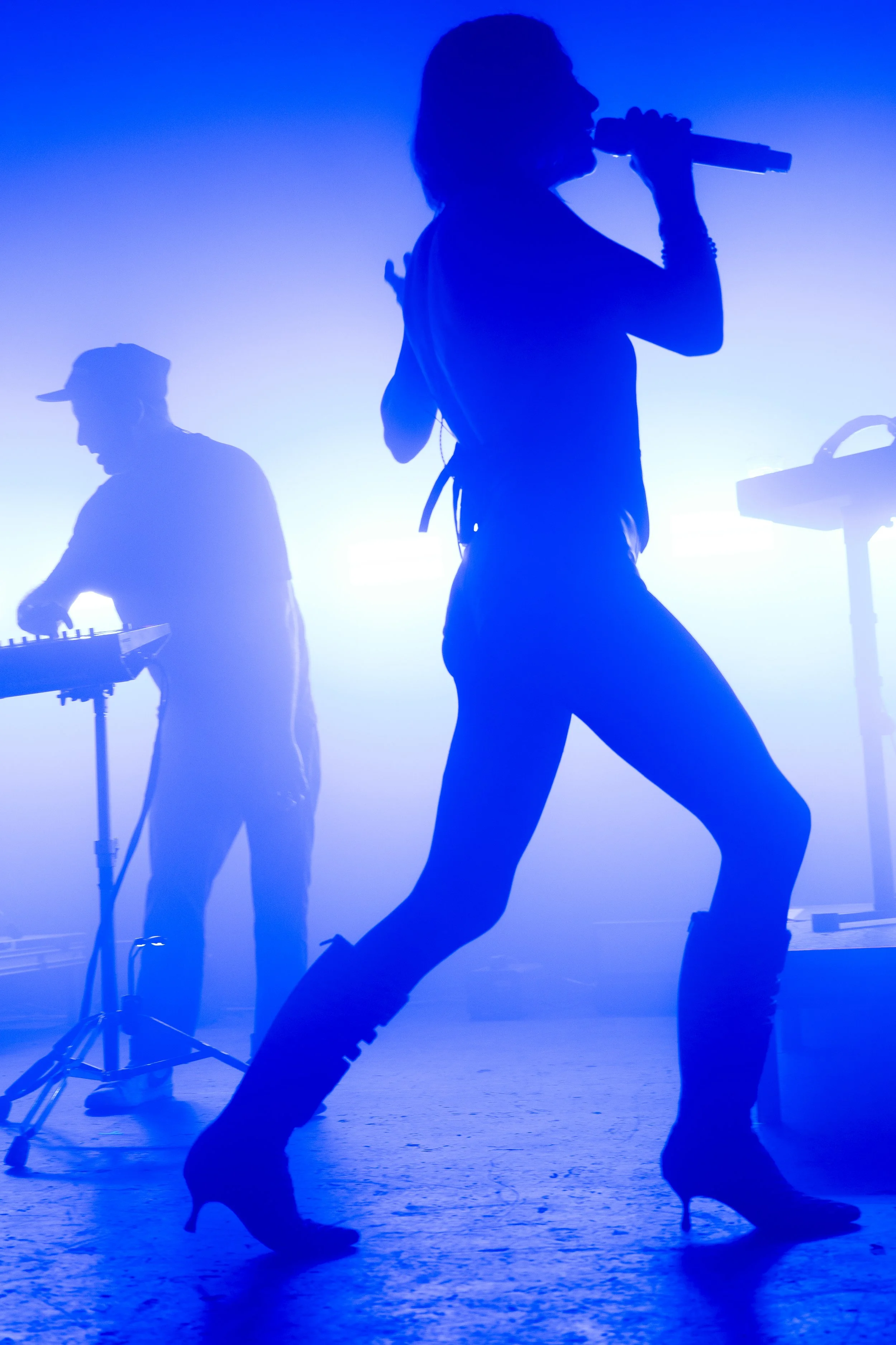  Phantogram enchants the audience with sultry synths on its 2014 upbeat hit “Fall in Love.” 
