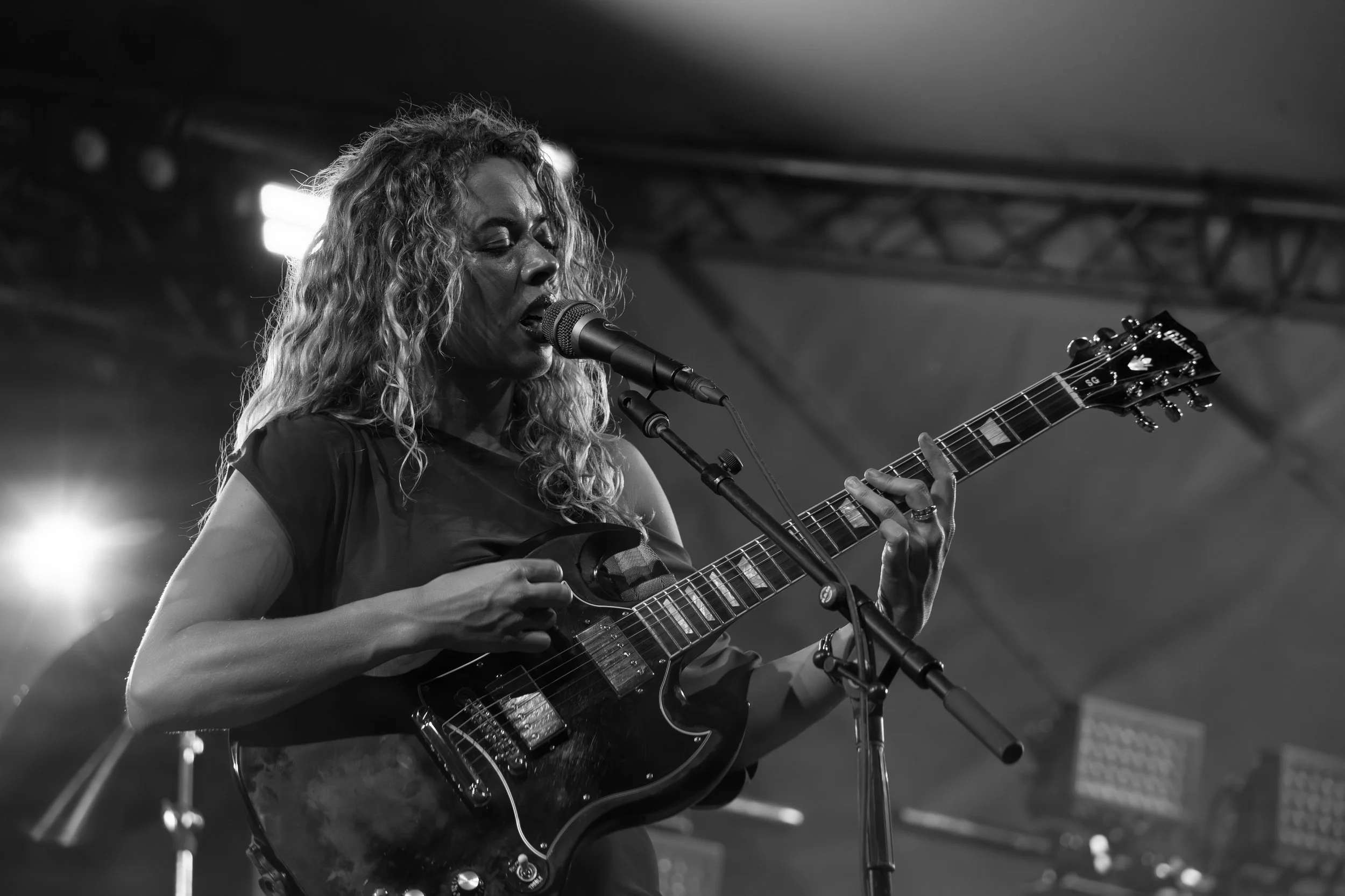 Nilüfer Yanya opens the night playing alternative-indie songs alongside her band.