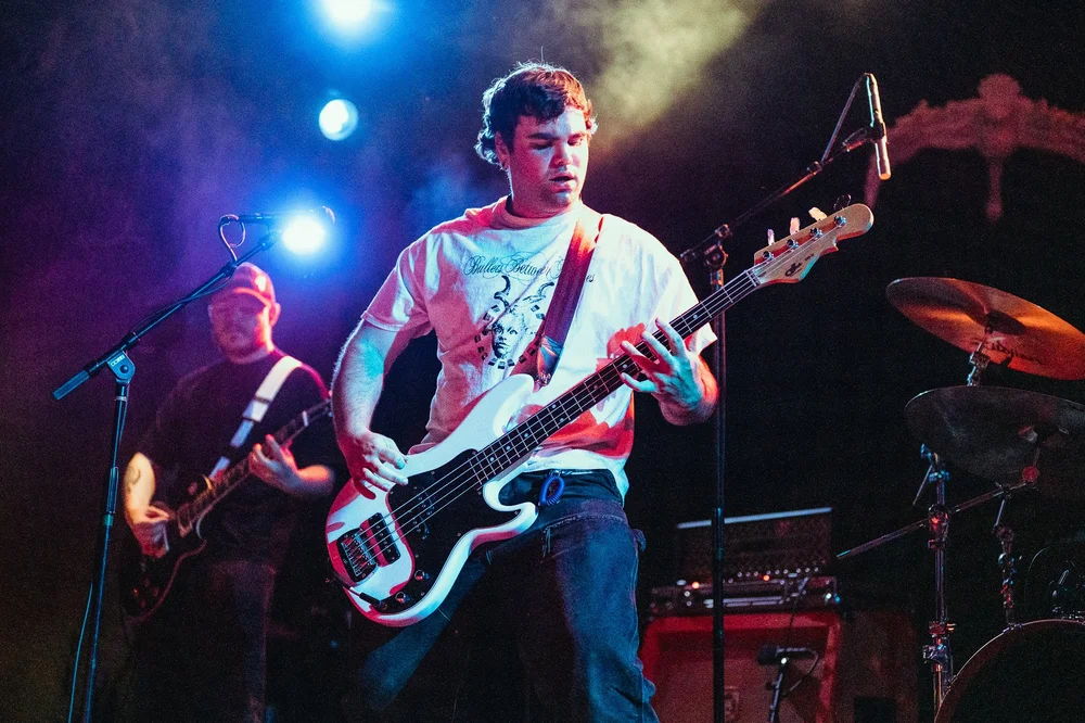  Metalcore band Balmora kicks off its intense set with guttural vocals and heavy riffs. 