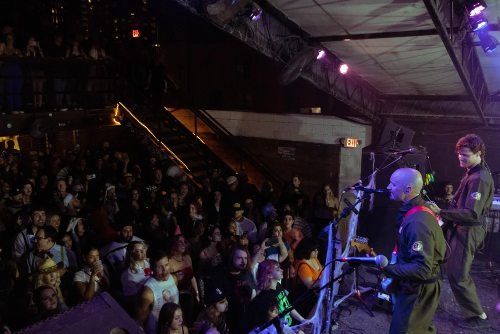  Y’all Out Boy energizes the crowd with the classic emo song ”I Write Sins Not Tragedies” by Panic! At The Disco. 