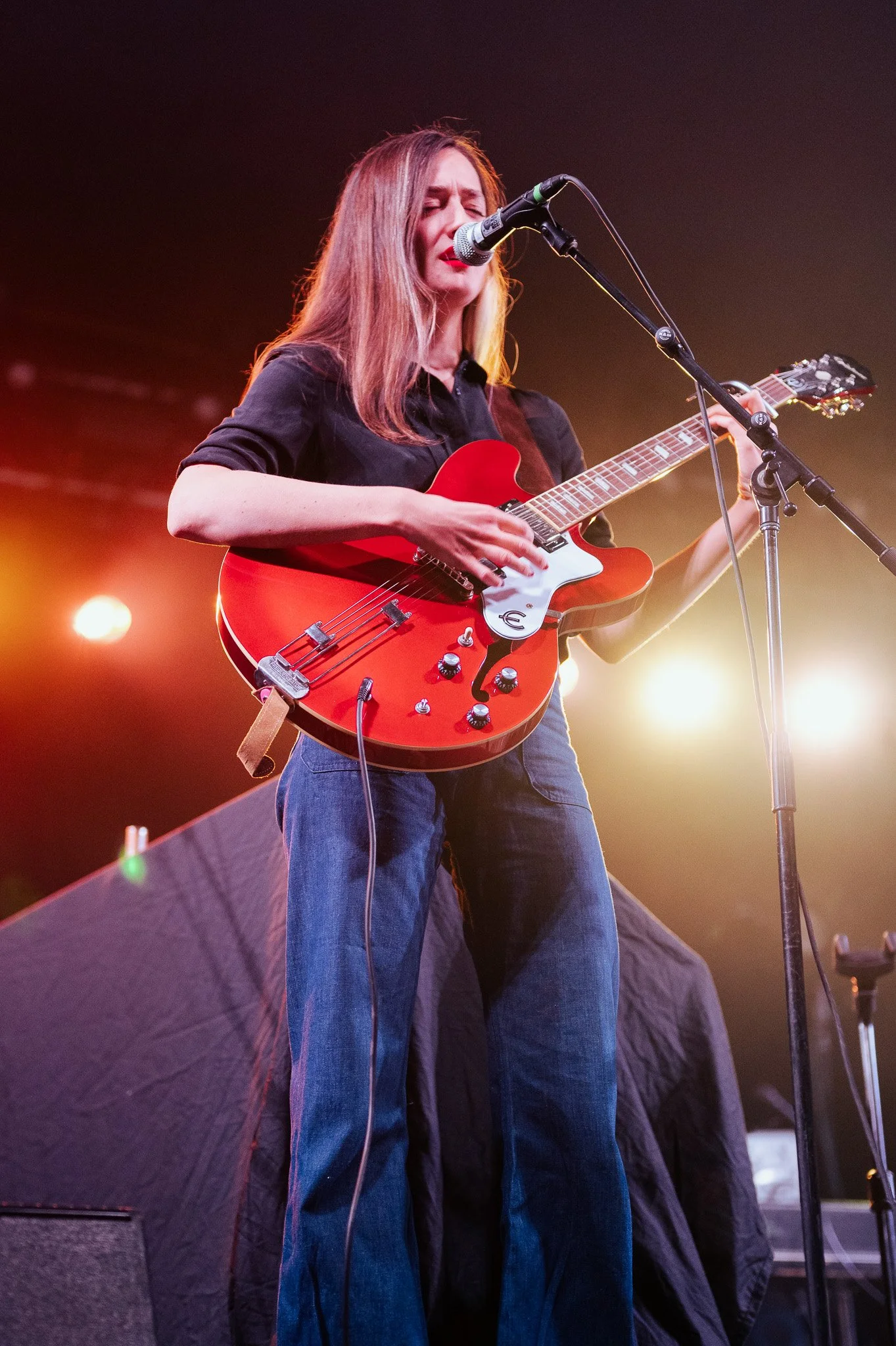  Sophie May charms the crowd on guitar and vocals while performing “Brian Cox.” 
