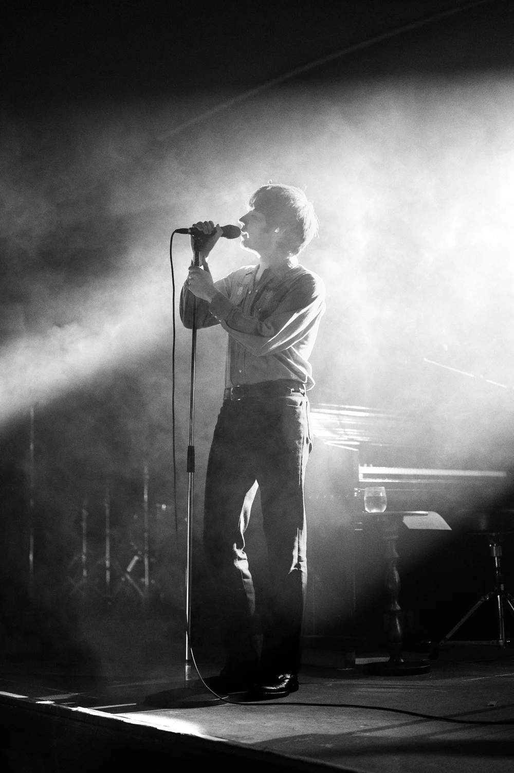  Matt Maltese opens his set singing “Always Some MF,” his voice soaring across the smoky stage. 