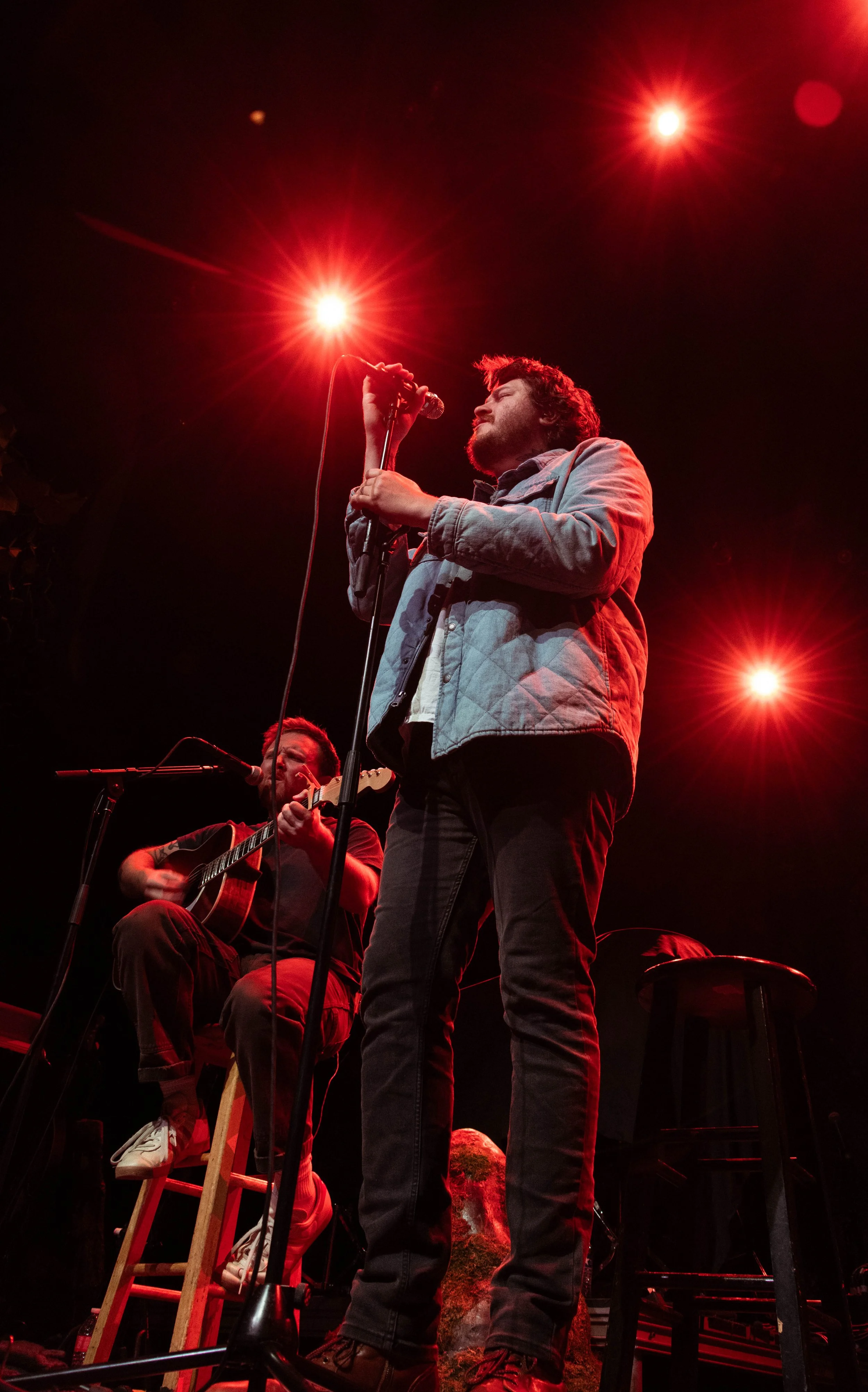  Braison Cyrus starts his opening set with “I’ll Never Leave You.” 