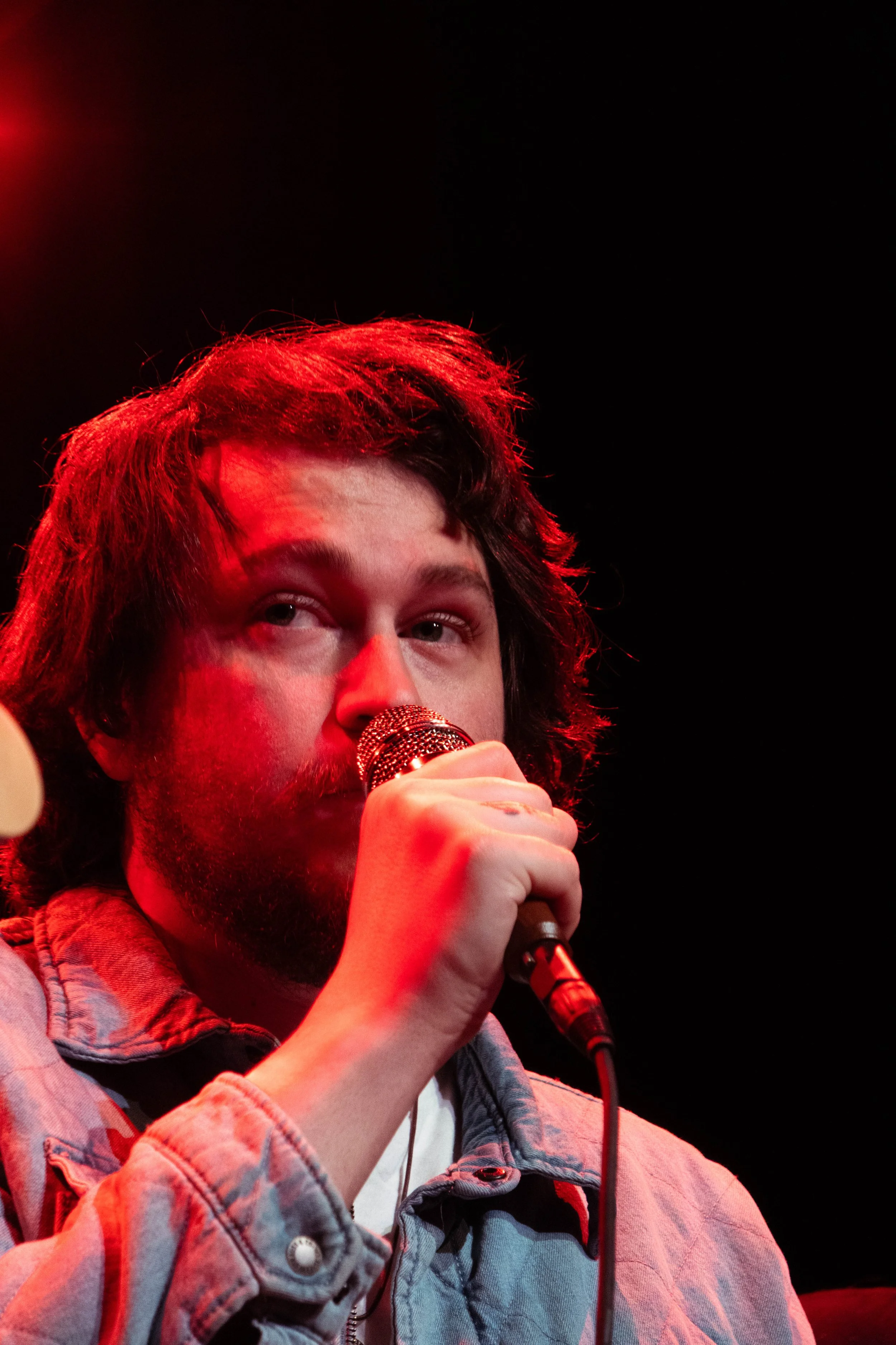  Cyrus looks off to the side while singing his newest single “Here In The Middle.” 