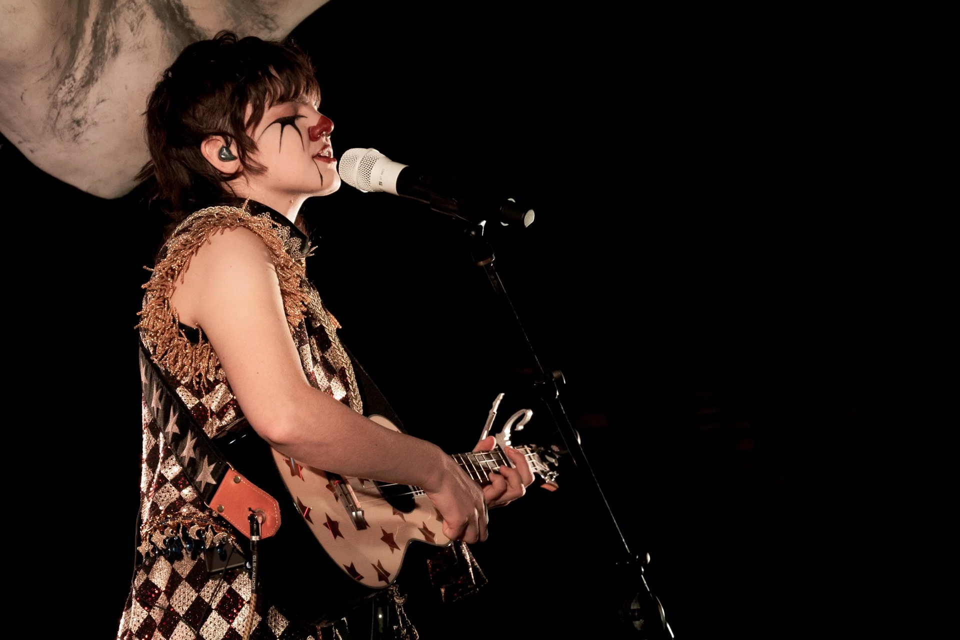  Mei strums the ukulele while singing “Speak of the Devil,” a pop tune about their family not accepting their queer identity. 