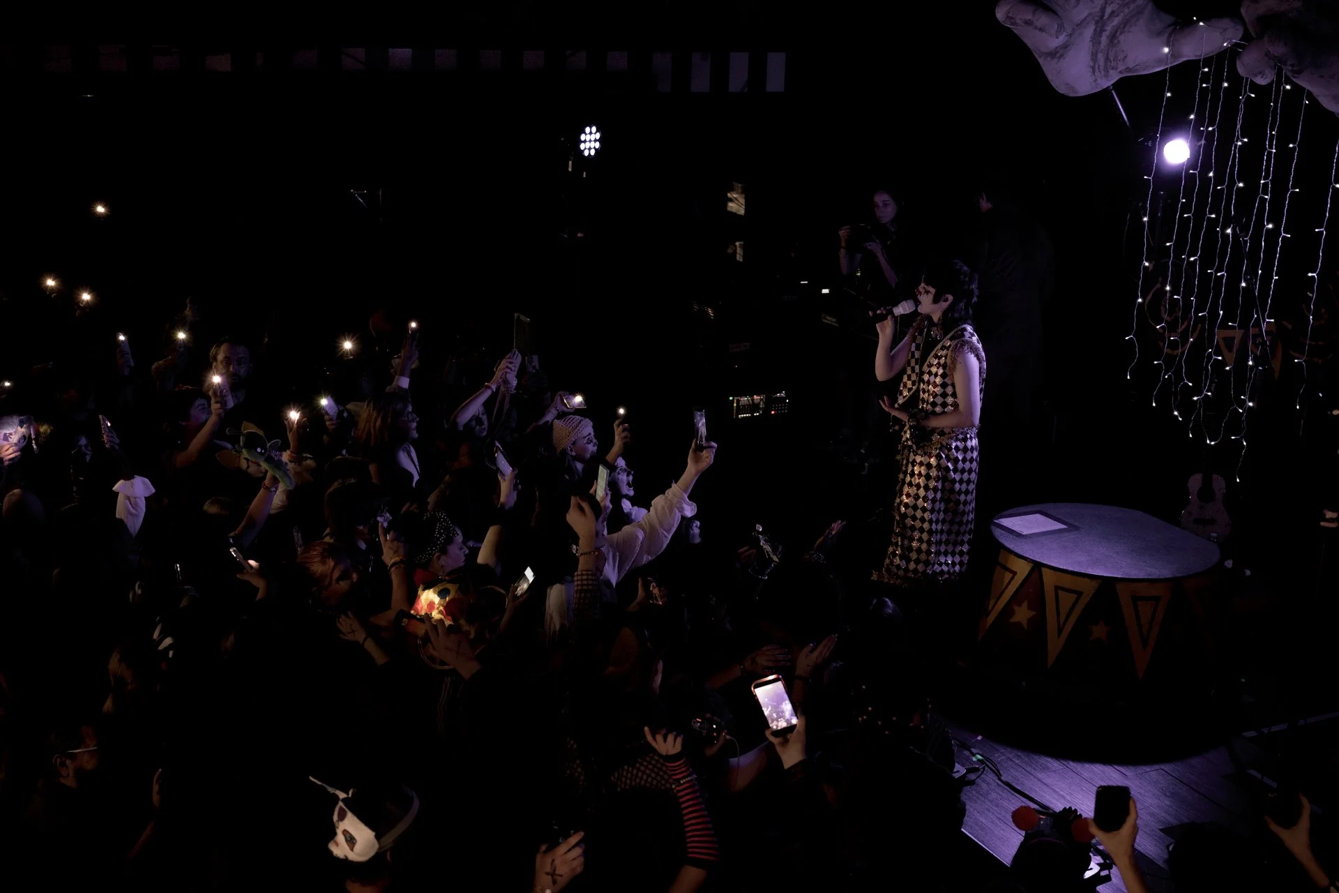  Mei sings their 2023 mellow indie tune “Kleptomaniacrow” to a crowd singing along to the words. 