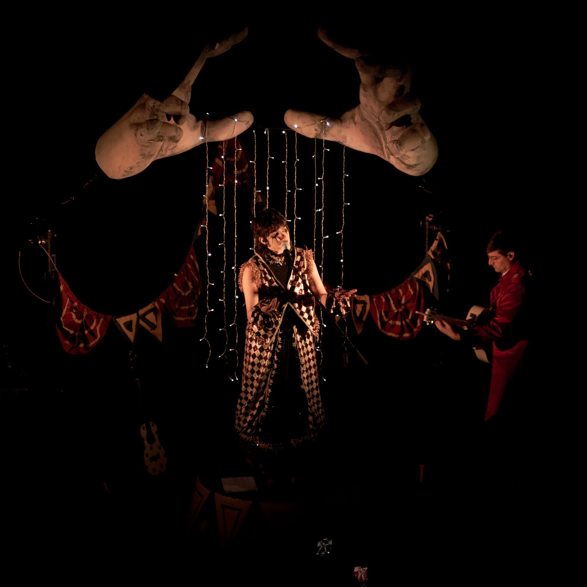  Mei sings their 2023 mellow indie tune “Kleptomaniacrow” to a crowd singing along to the words. 