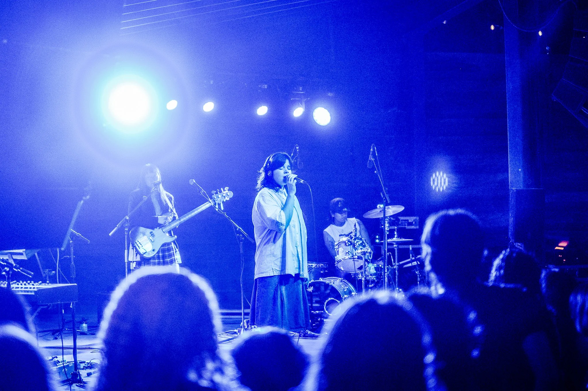  The music softens as the lights turn blue for Ross’ melancholy performance of “Home.” 