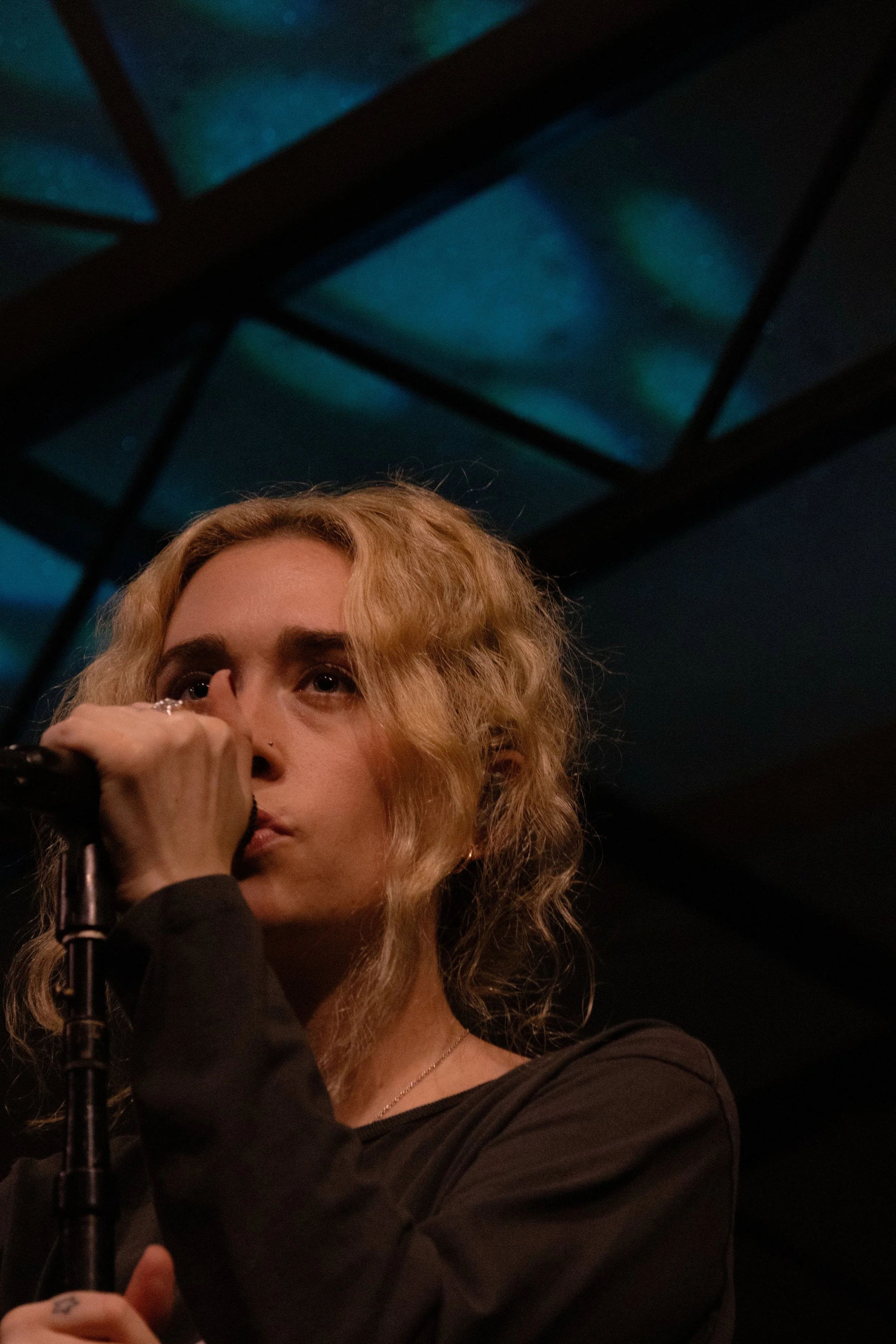  Blondshell sings the beginning section of her opening song “23’s a Baby.” 