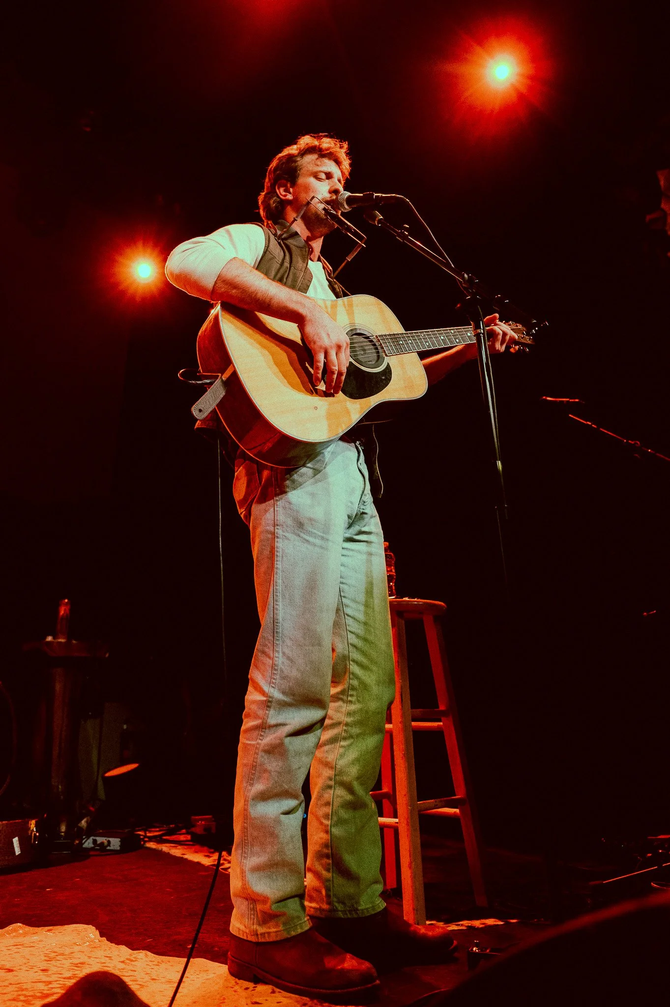  Leon Majcen opens up the show playing folky guitar and harmonica melodies from  Making a Livin’ (Not A Killin’) . 