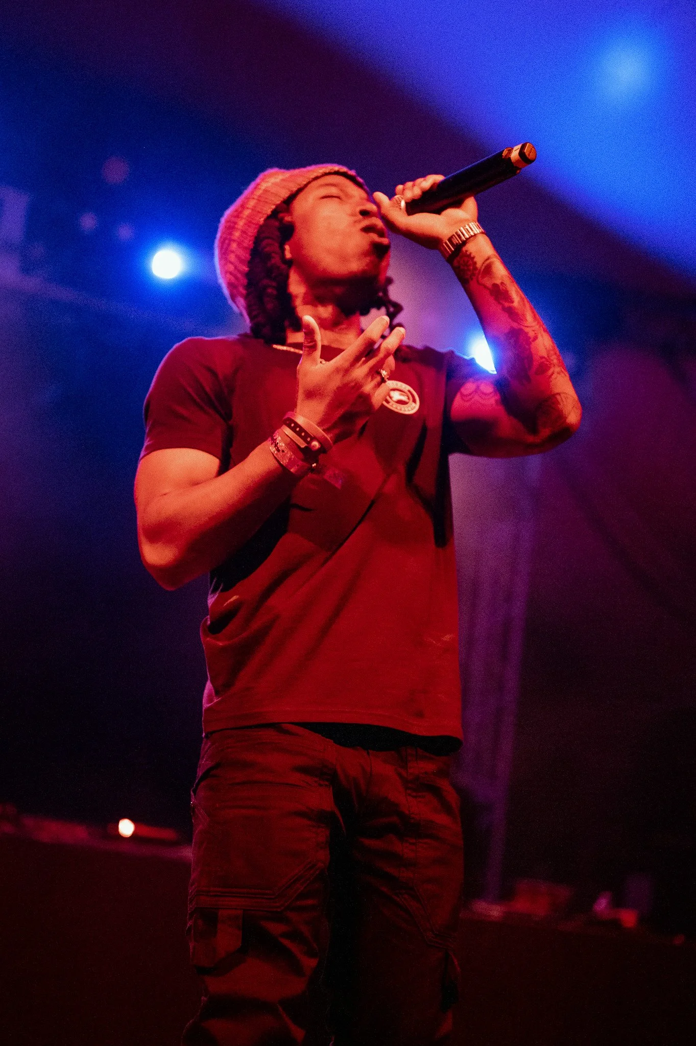  Mavi passionately performs “BOOK OF JOB.” 