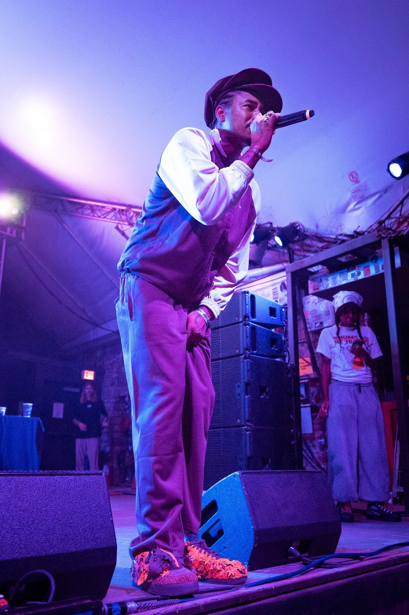  ZelooperZ hypes up the crowd hype songs from his latest album  Dali Aint Dead.  