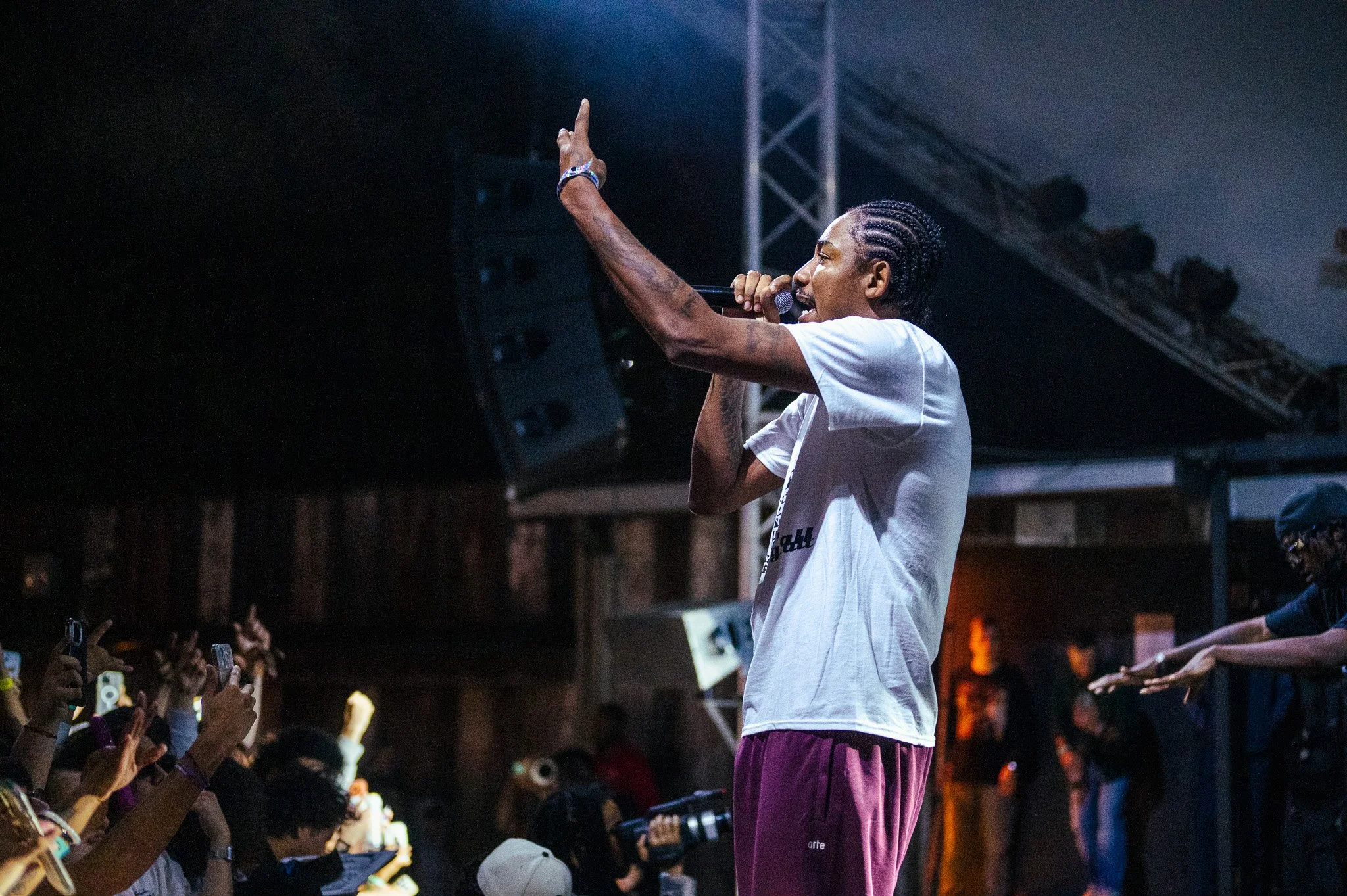  ZelooperZ hypes up the crowd hype songs from his latest album  Dali Aint Dead.  