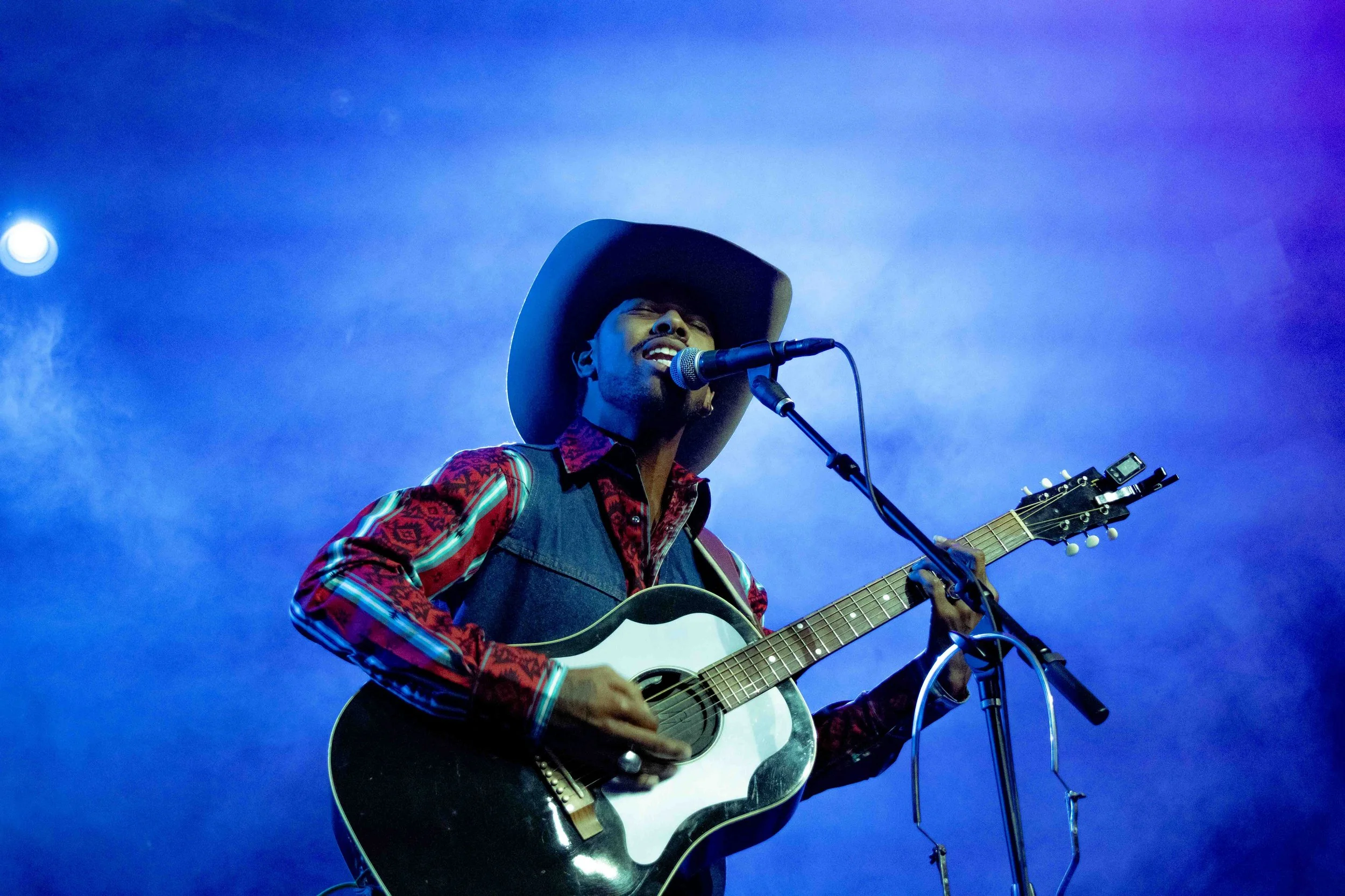  White performs an unreleased blues song “wings on fire” in fitting blue lighting. 