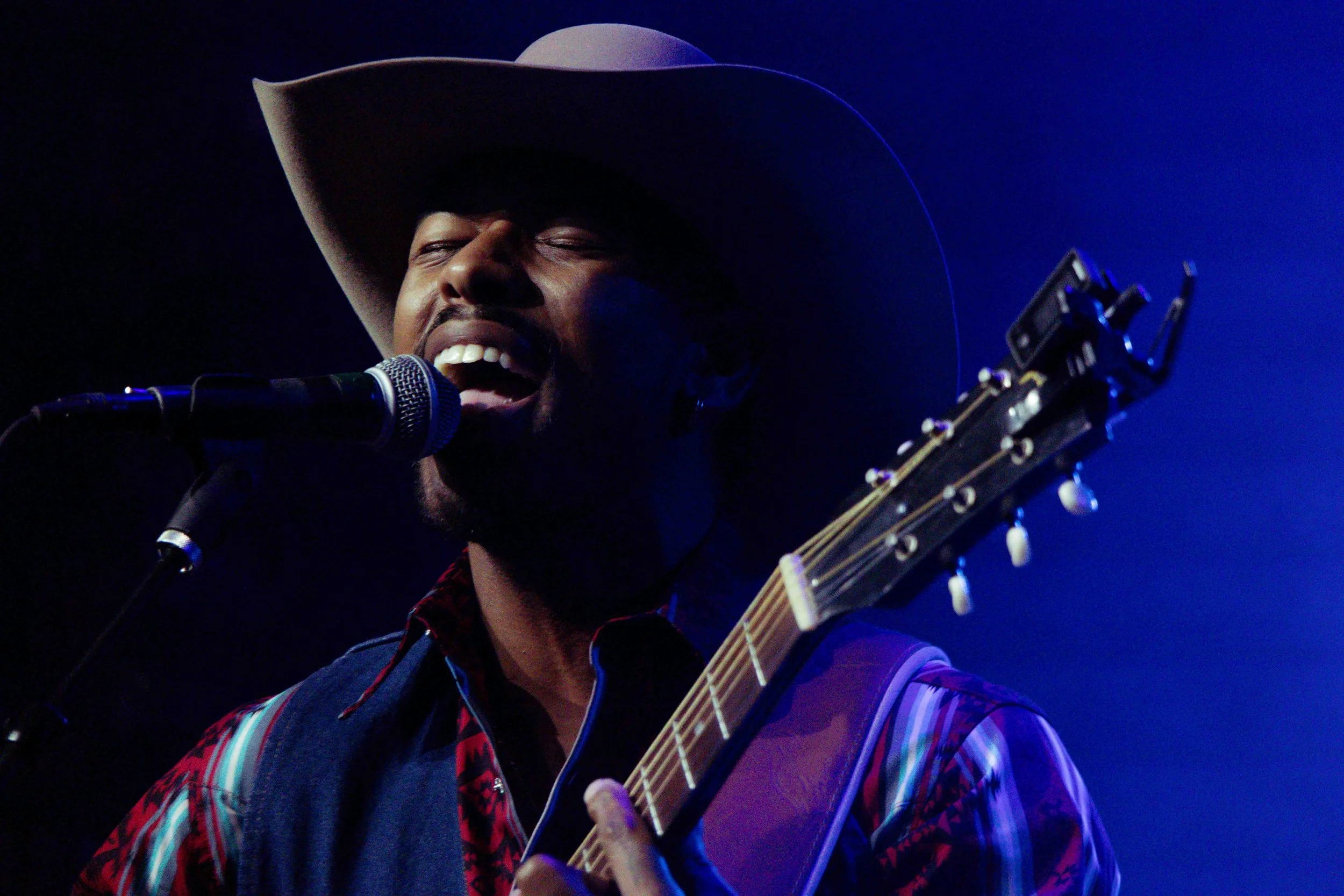  White hits the raspy notes during the chorus of “wings on fire.” 