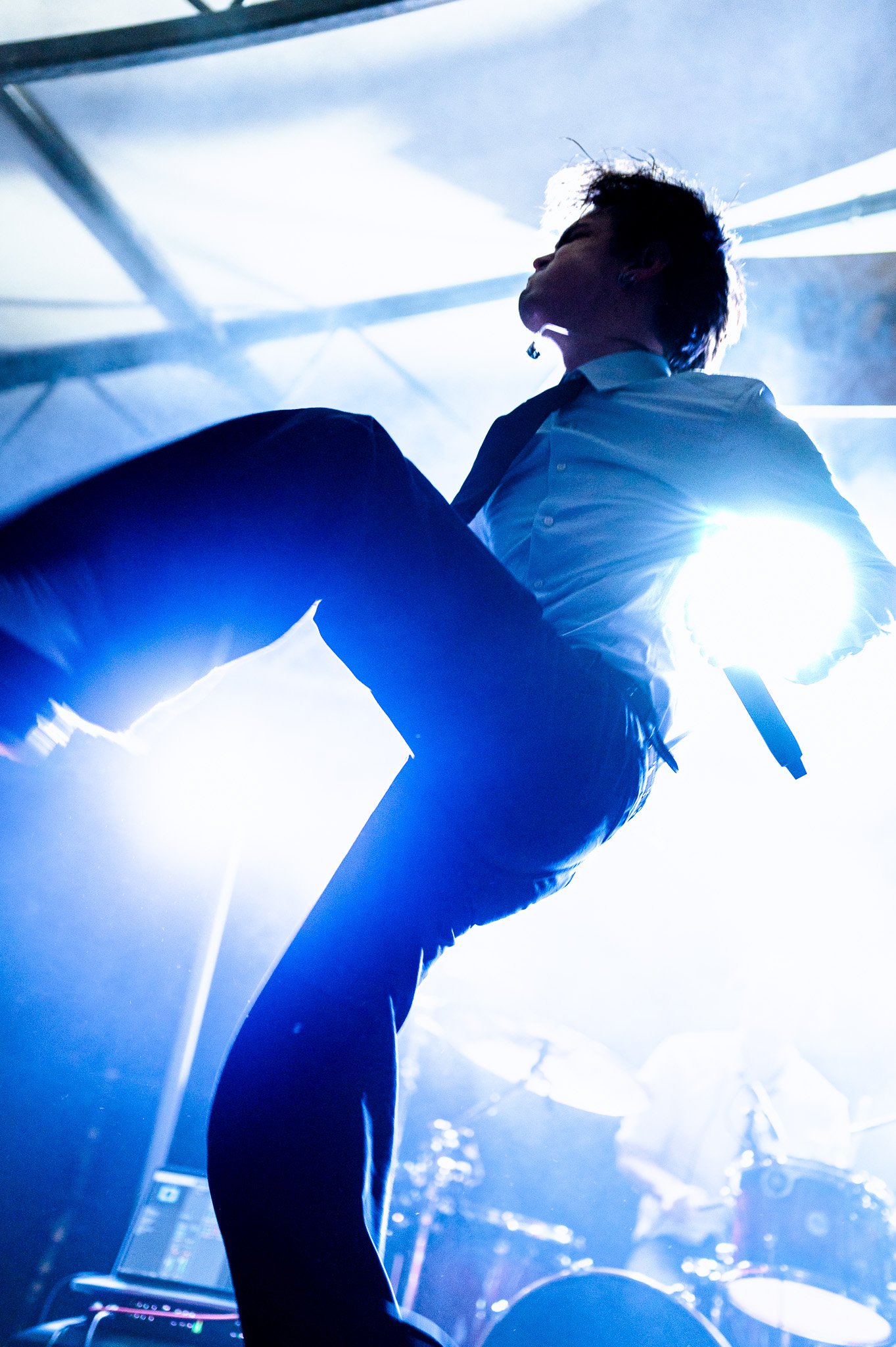  Filling the venue with energy, Brayton performs “I Know You Hate Me.”    