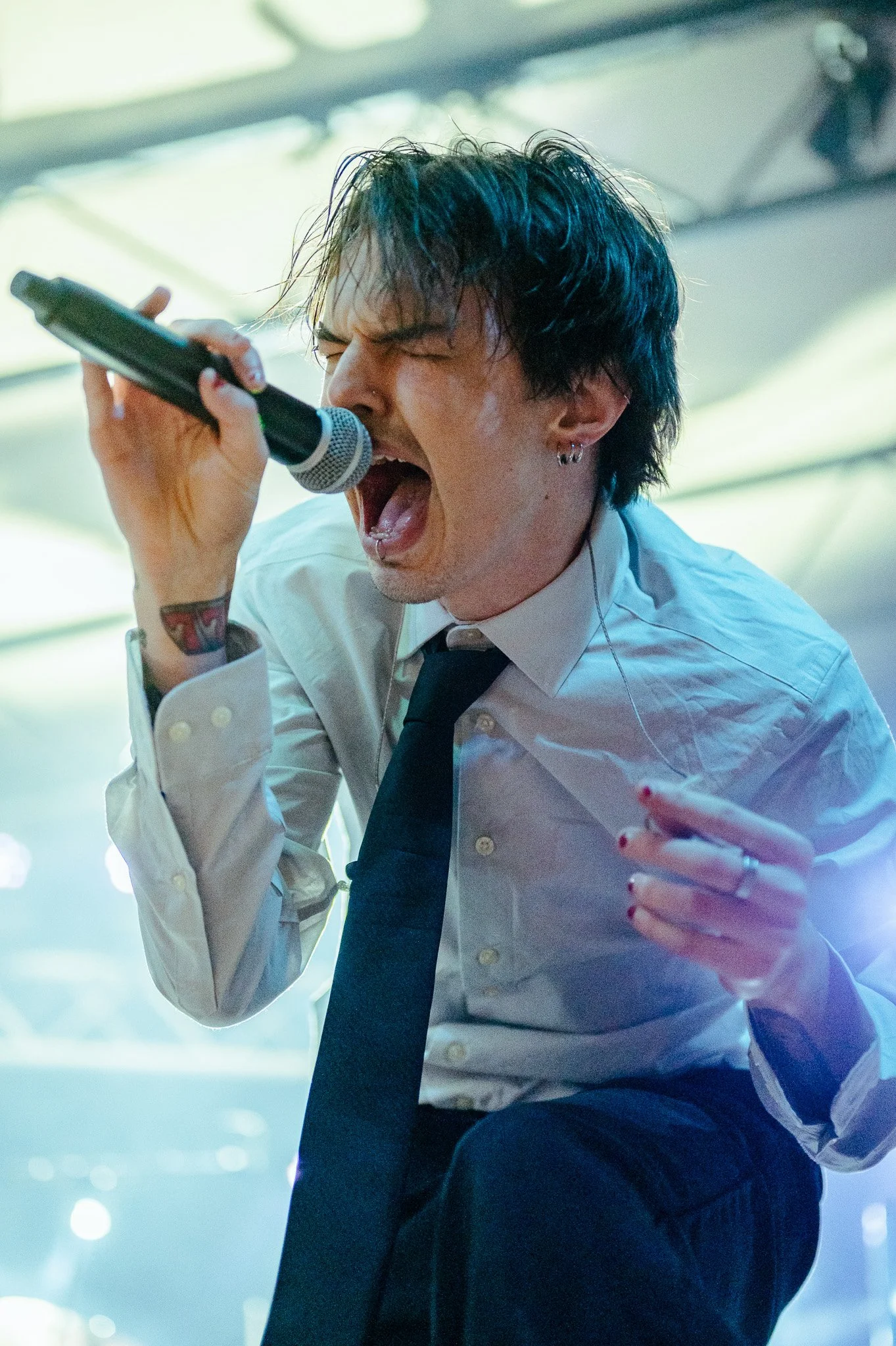  Filling the venue with energy, Brayton performs “I Know You Hate Me.”    