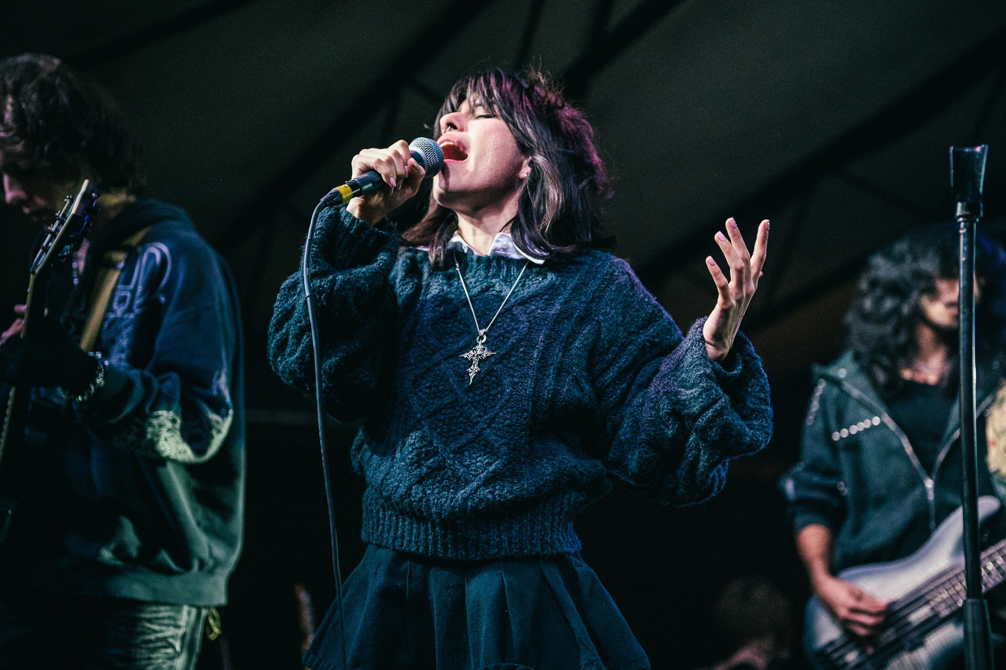  Violent Vira kicks off the set by passionately singing “Saccharine.” 