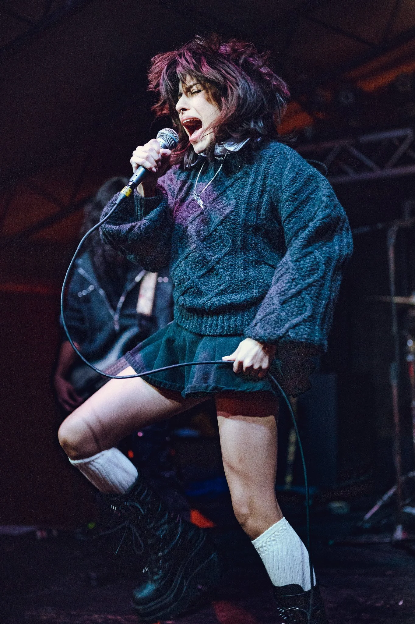  Violent Vira kicks off the set by passionately singing “Saccharine.” 