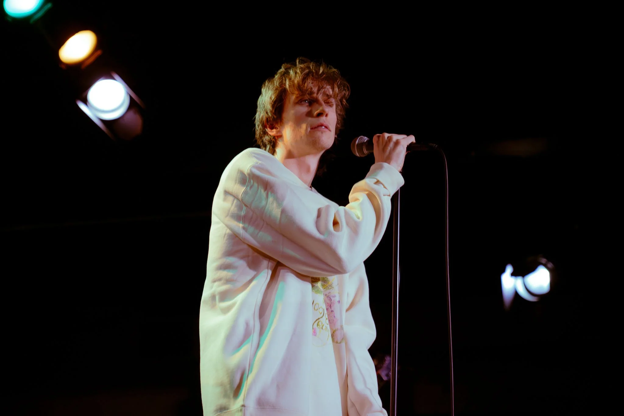  Moore longingly stares off into the distance during “Far Away From You.” 