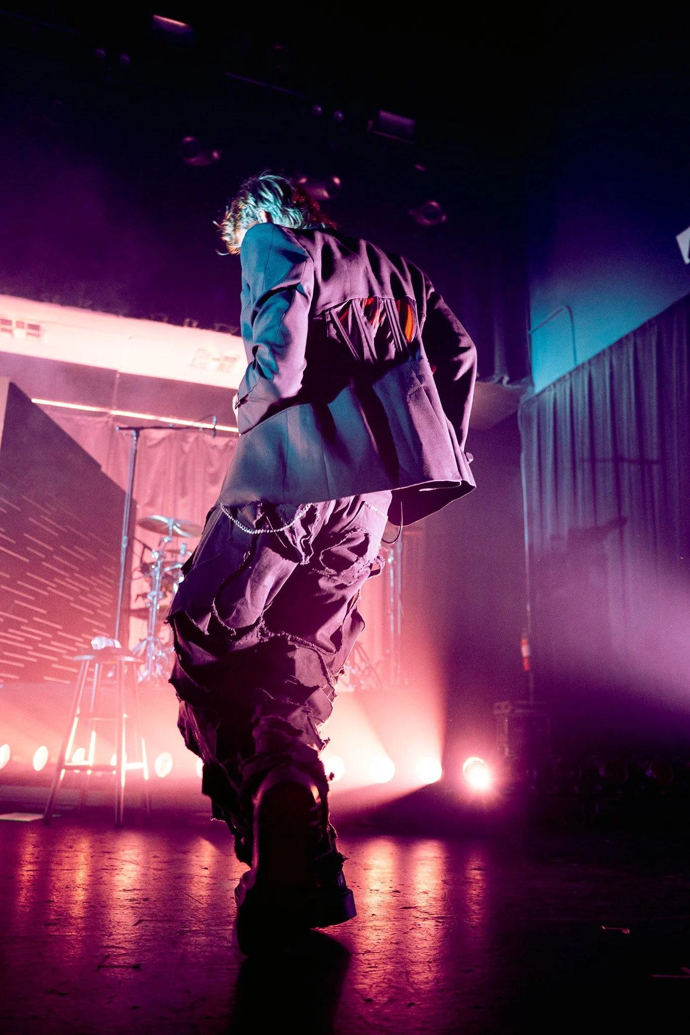  The pop artist from across the pond dances across the stage between songs. 