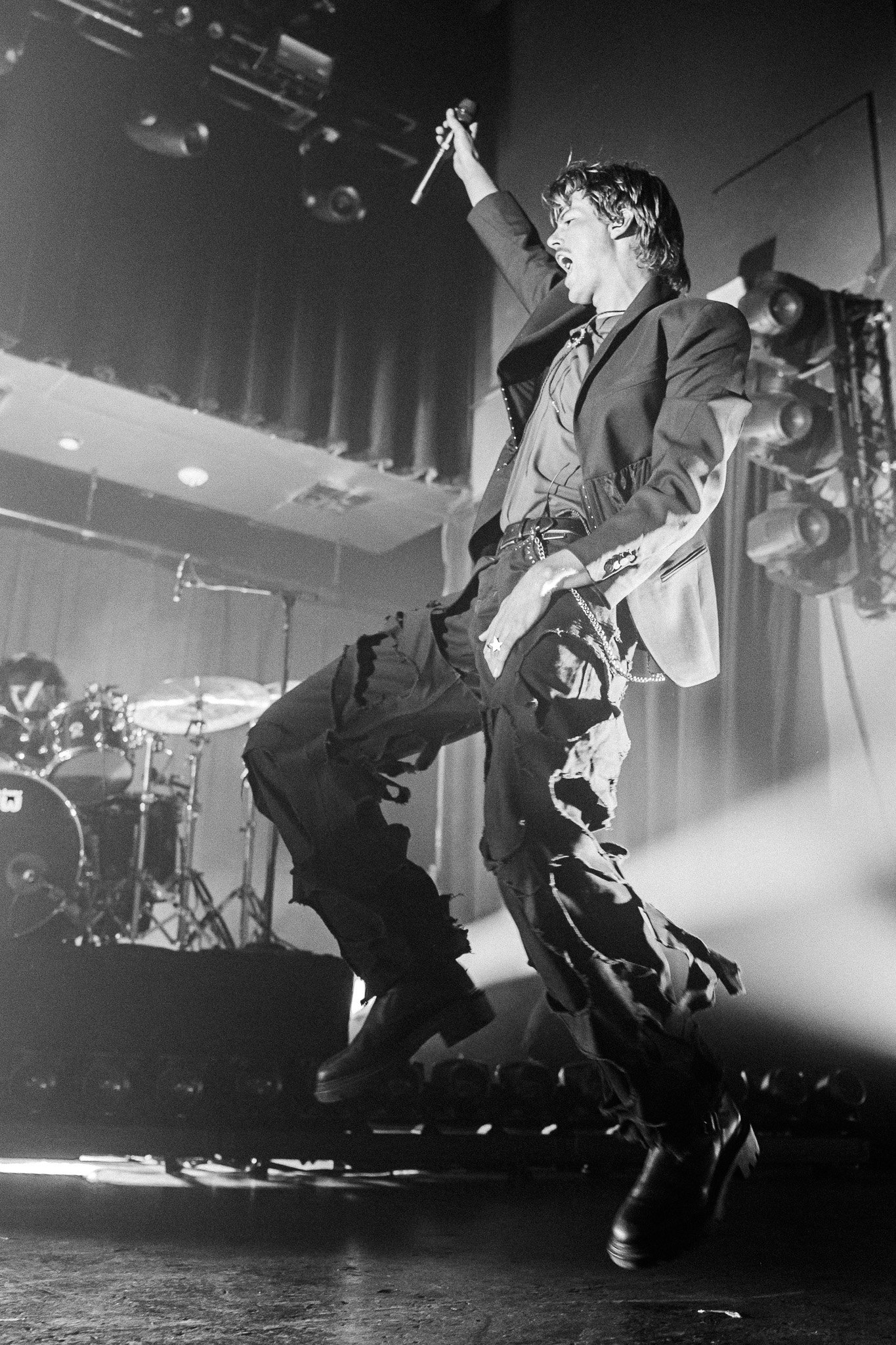  The pop artist from across the pond dances across the stage between songs. 