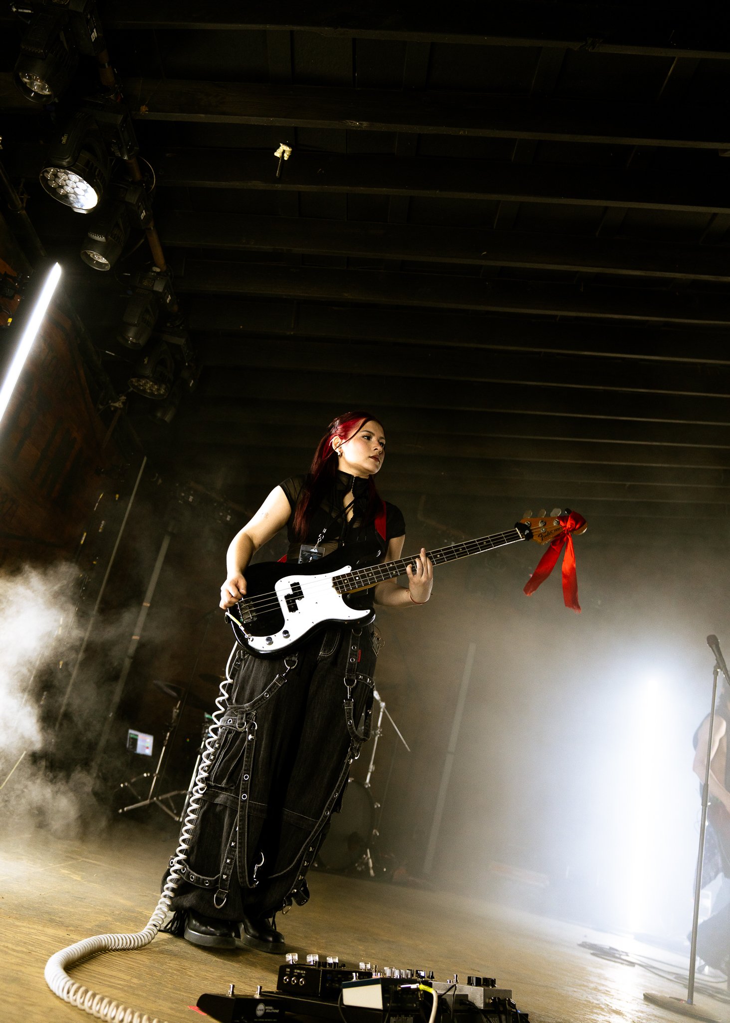  Maggie Lindeman and her band emerge onto the stage as the lights flicker to the quick beats of “fang.” 