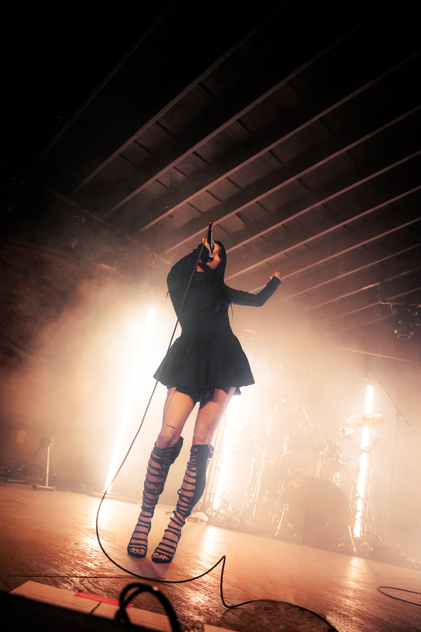  Maggie Lindeman and her band emerge onto the stage as the lights flicker to the quick beats of “fang.” 