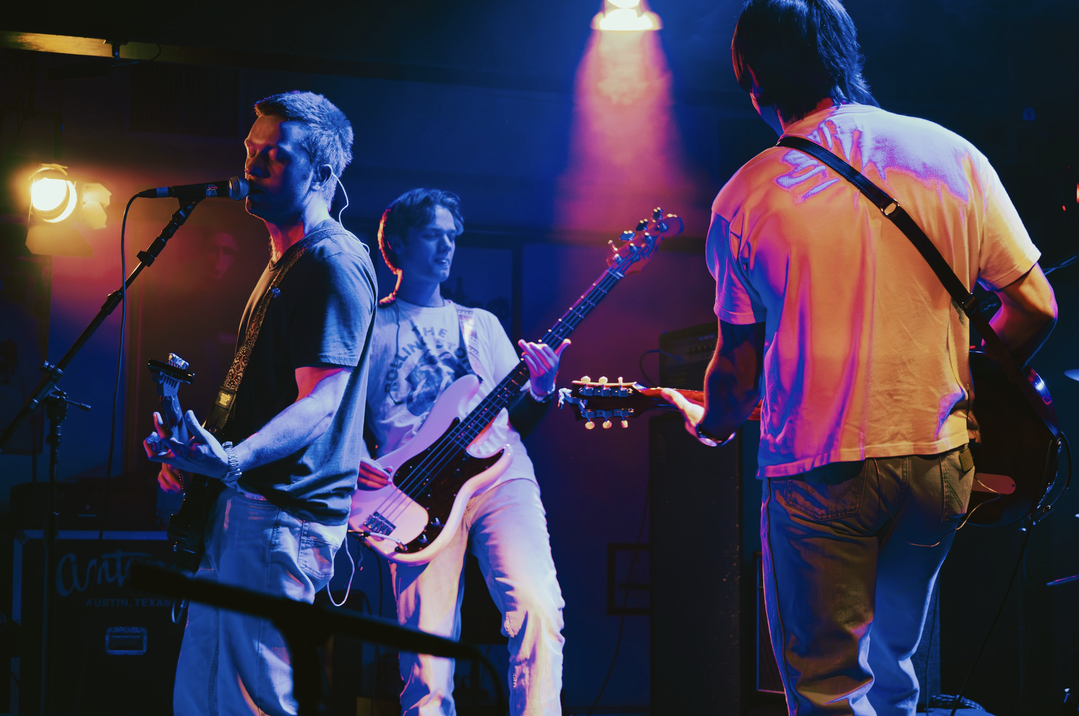  The Bends perform their single “Lips.” 